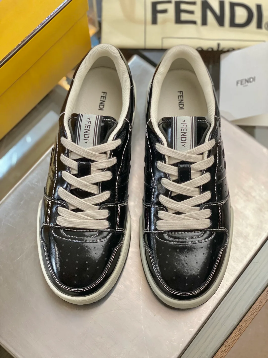 Women's Sneakers FENDI 18119372