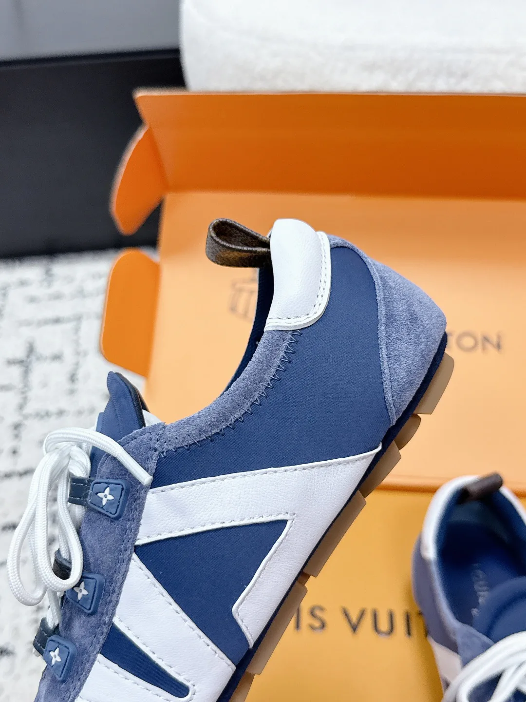 Women's Sneakers LOUIS VUITTON 18409649