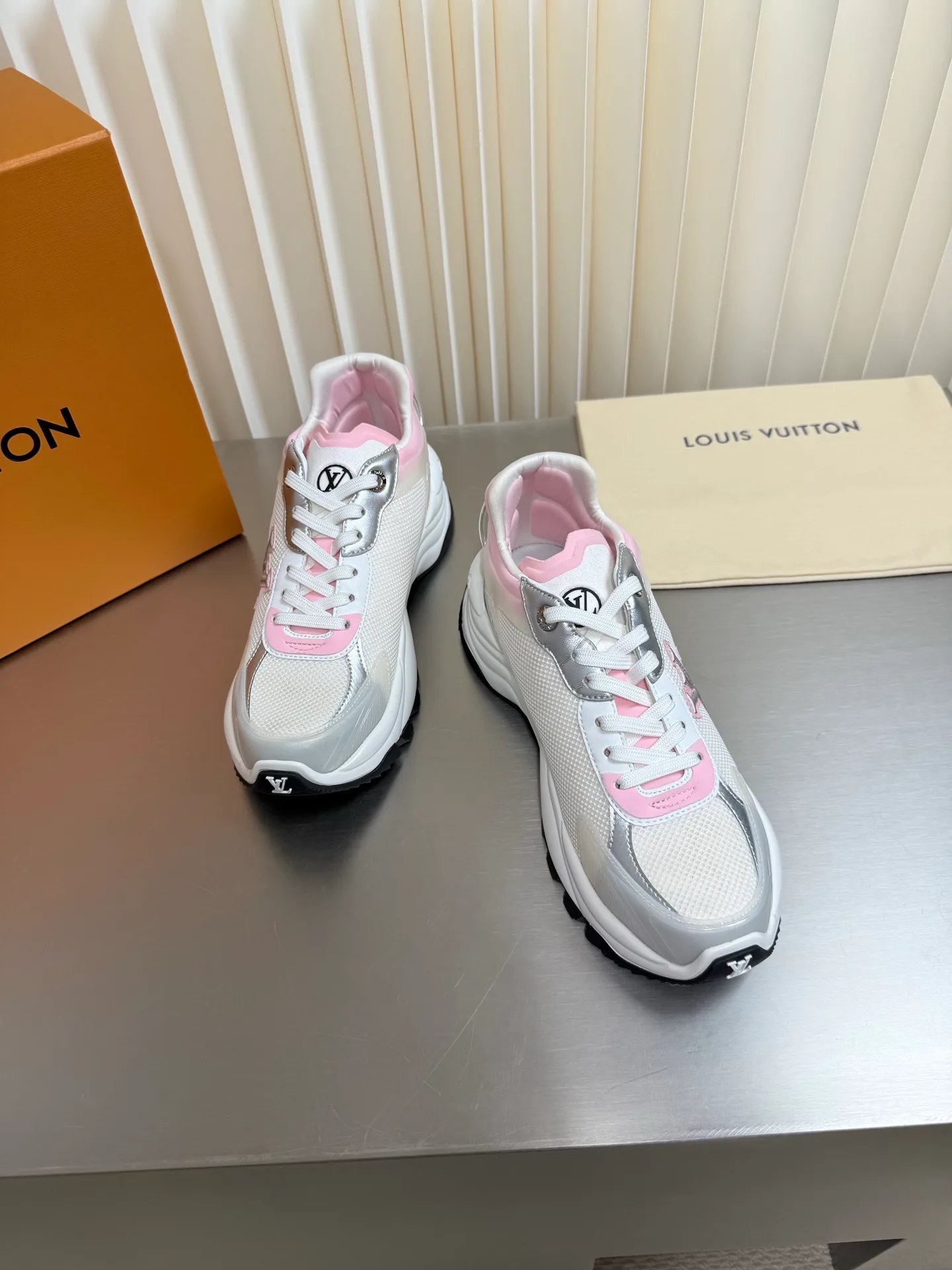 Women's Sneakers LOUIS VUITTON 17873179