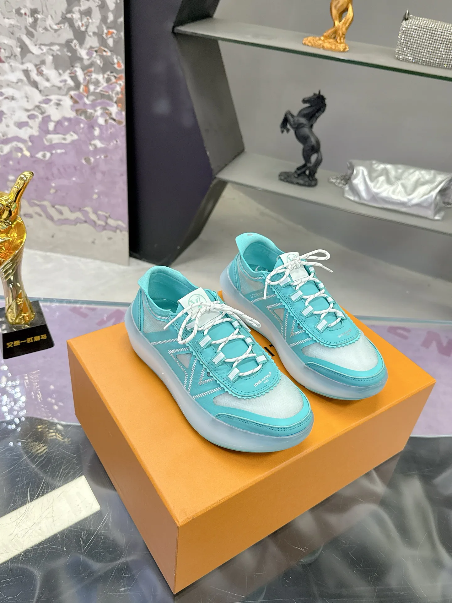 Women's Sneakers LOUIS VUITTON 17368547