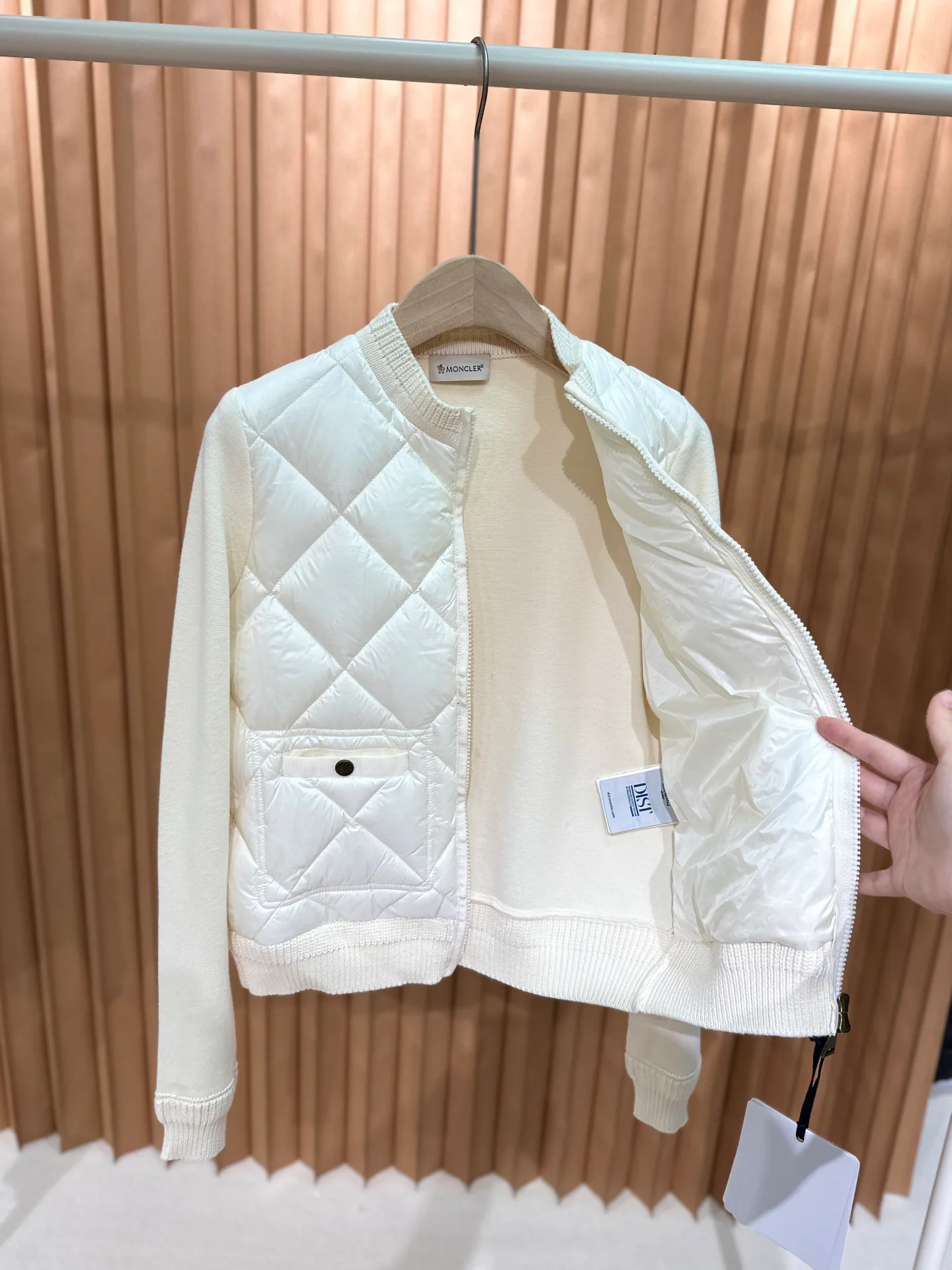 Women's Jackets And Down Jackets MONCLER 18106079