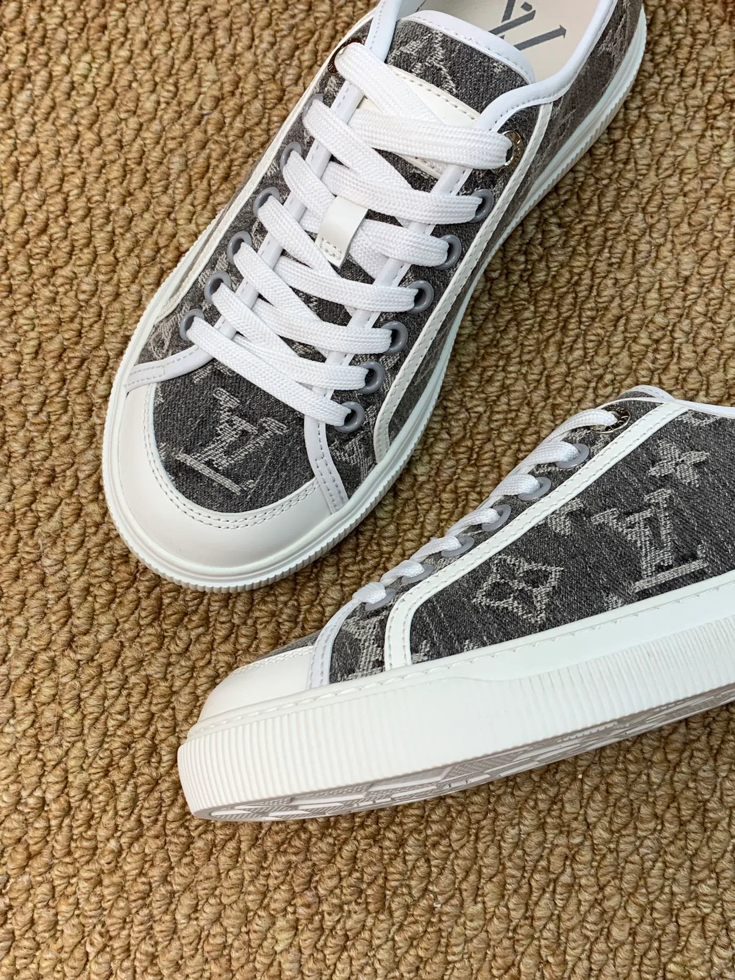 Women's Sneakers LOUIS VUITTON 17545204