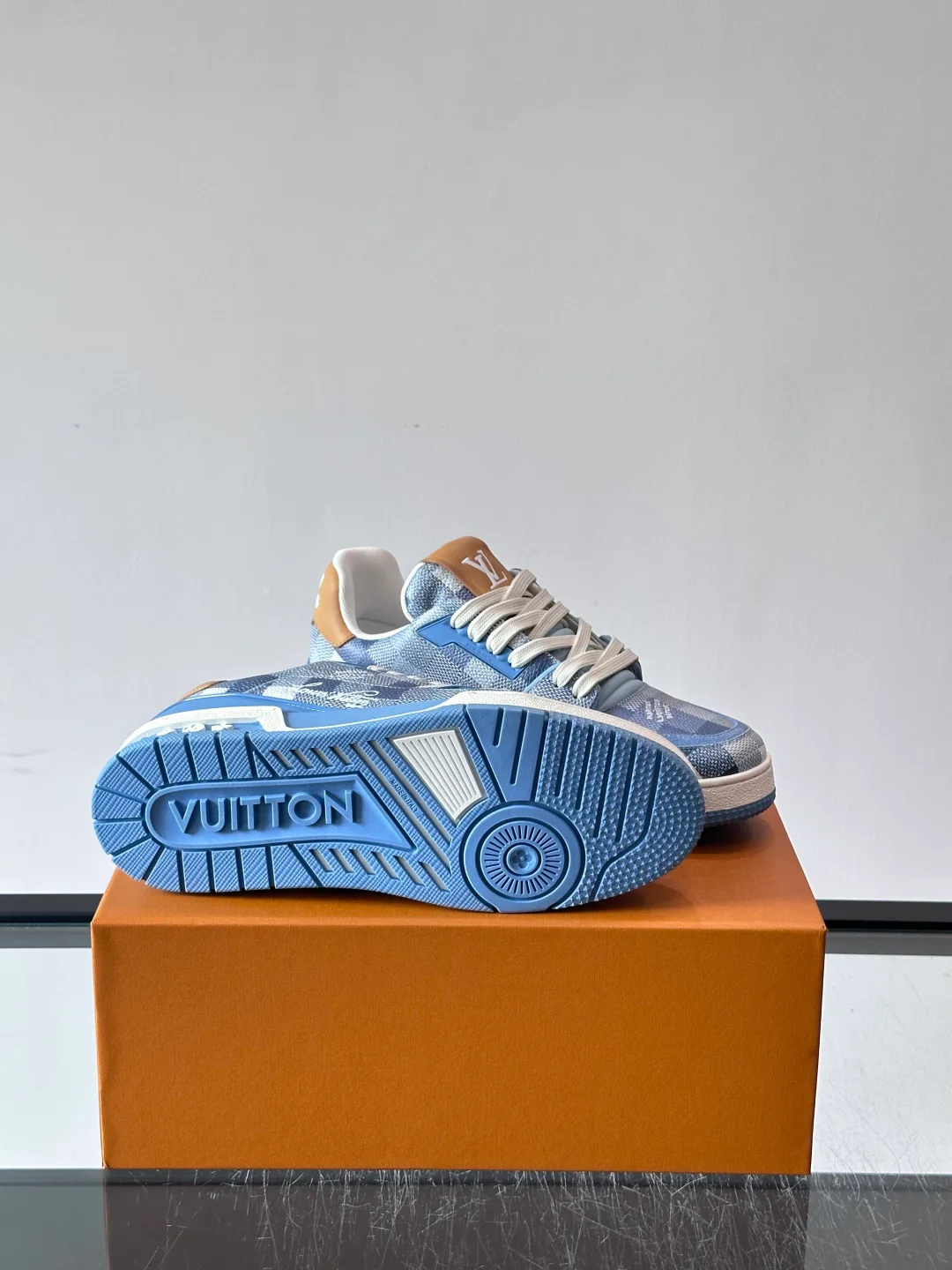 Women's Sneakers LOUIS VUITTON 17608032