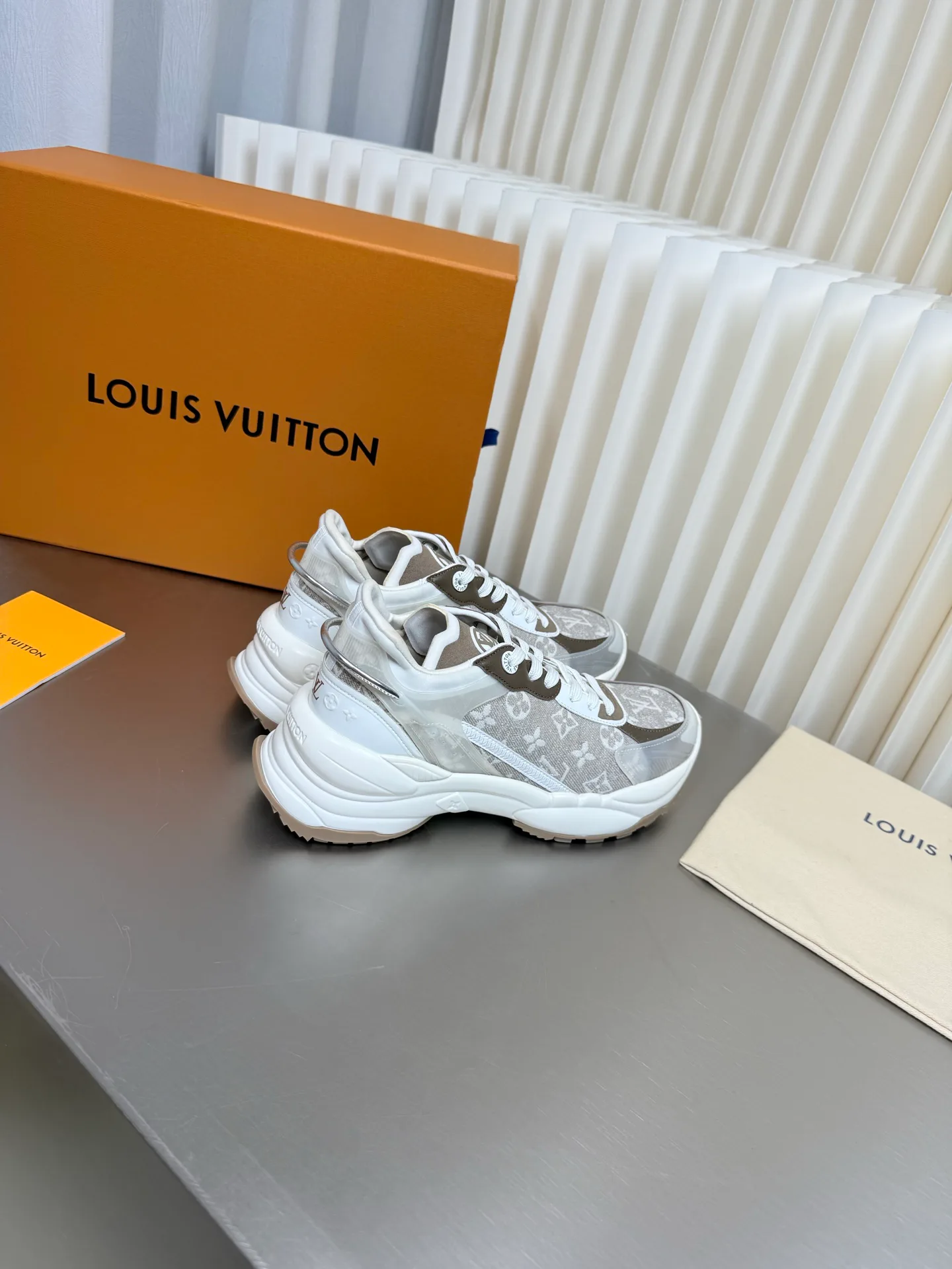 Women's Sneakers LOUIS VUITTON 17873171