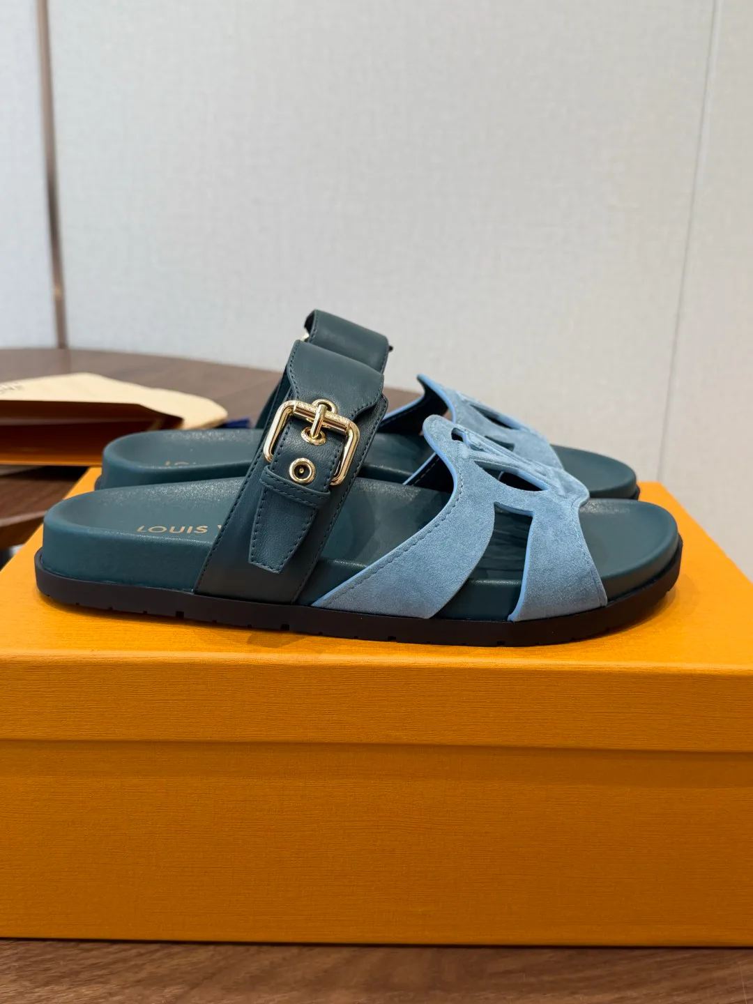 Шлепанцы Женские Louis Vuitton 18687520