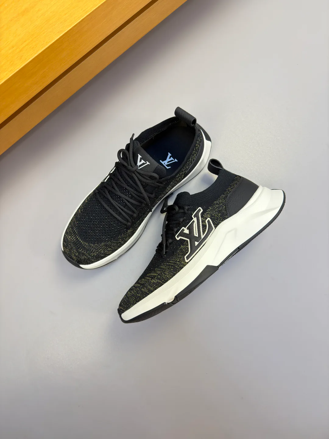Men's Sneakers LOUIS VUITTON 18142545