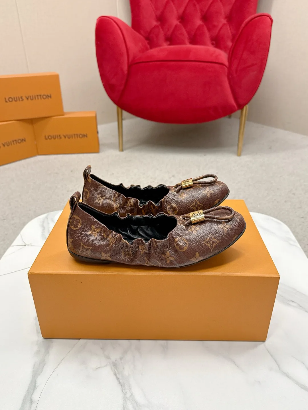 Women's Sneakers LOUIS VUITTON 18235729