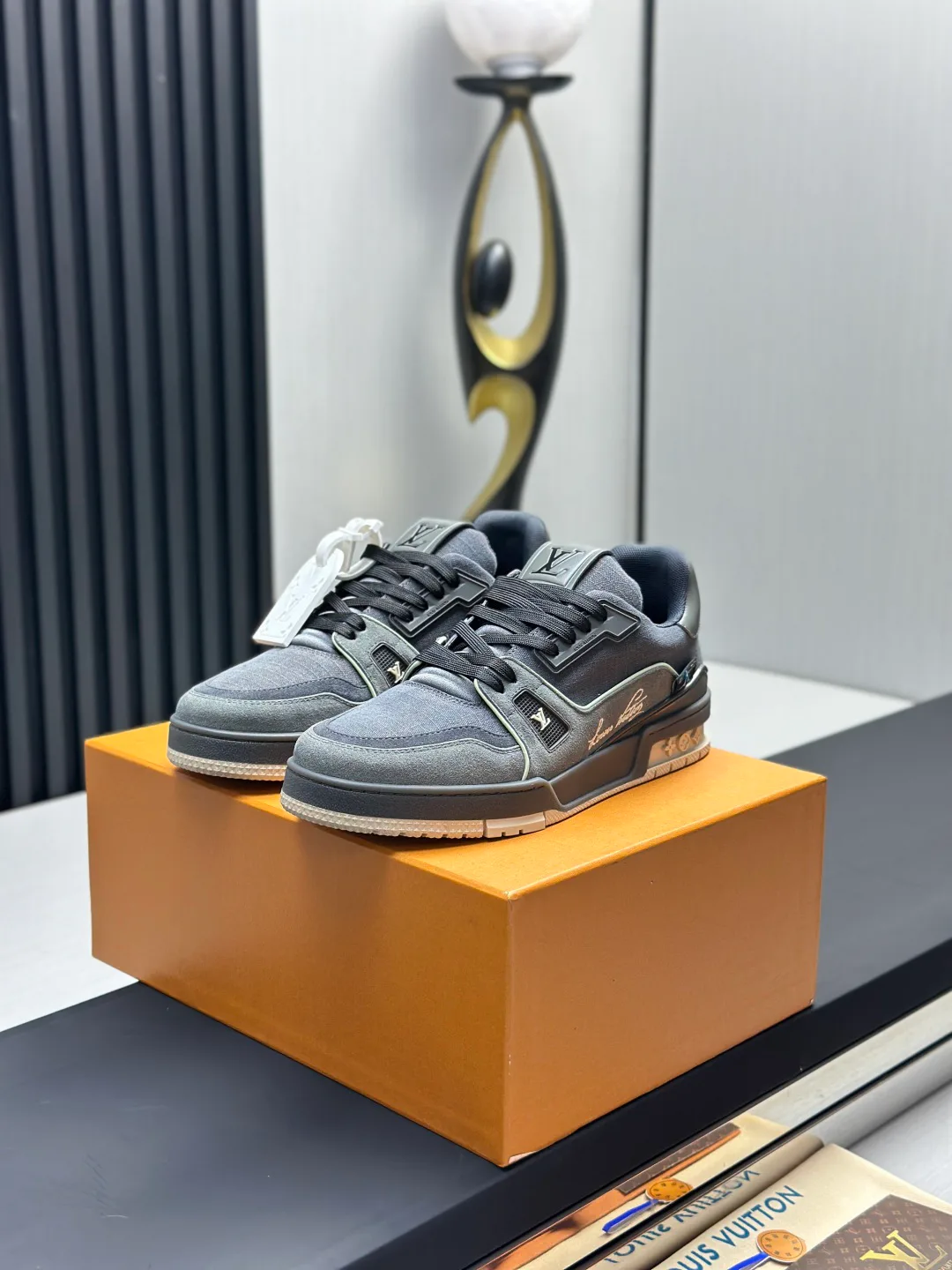 Women's Sneakers LOUIS VUITTON 18011602