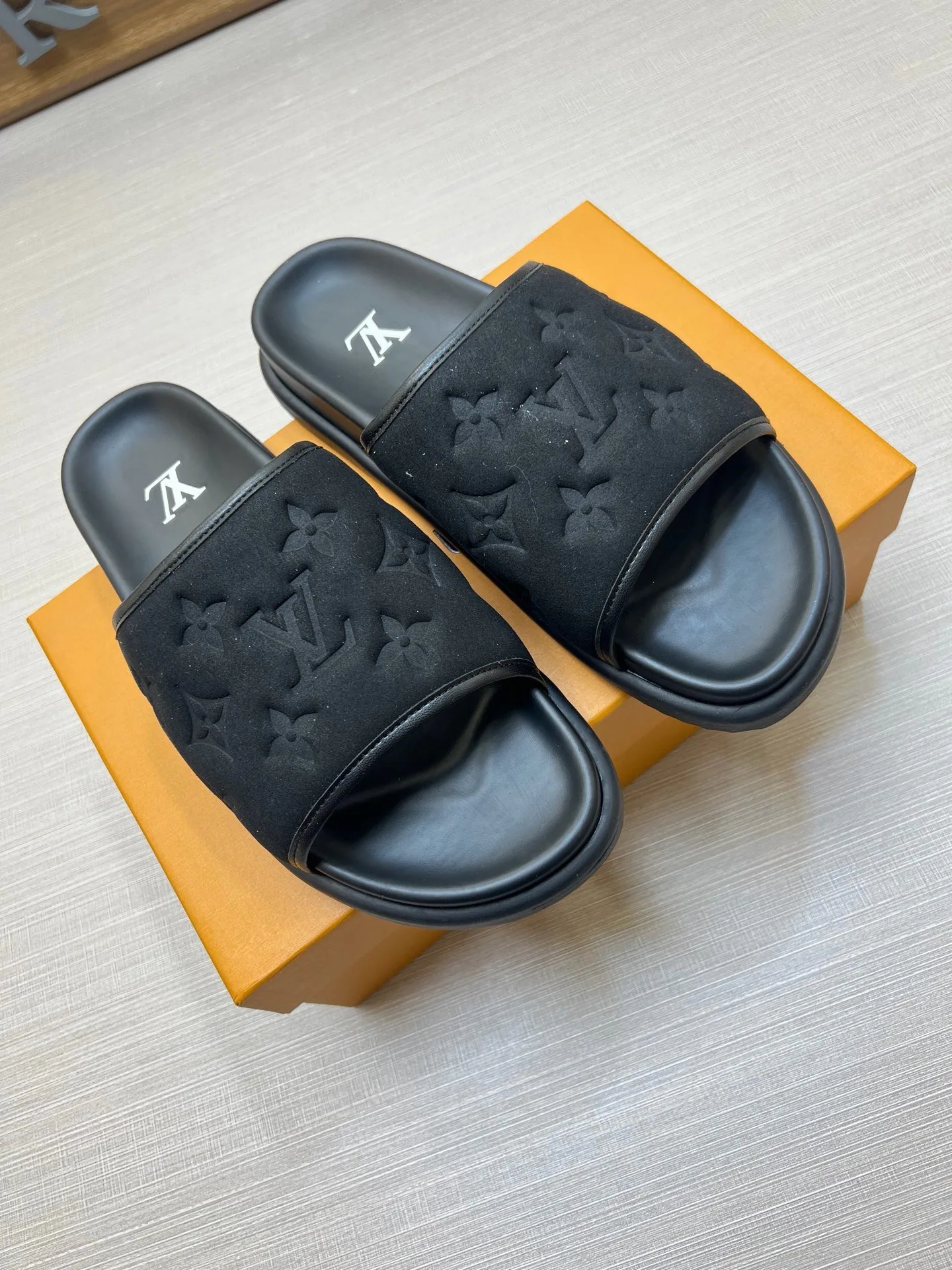 Women's Flip-Flops LOUIS VUITTON 18011809