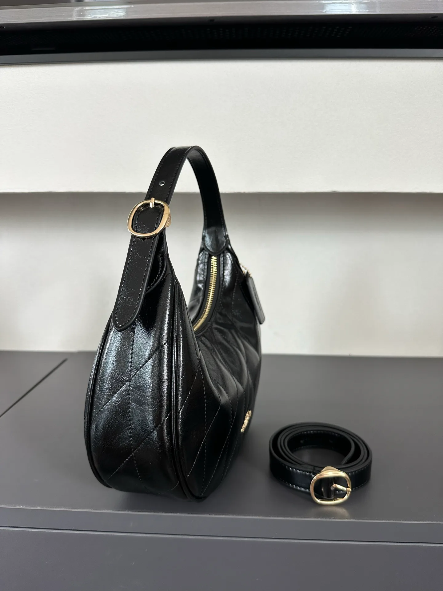 Women's Classic Handbags COACH 17960986