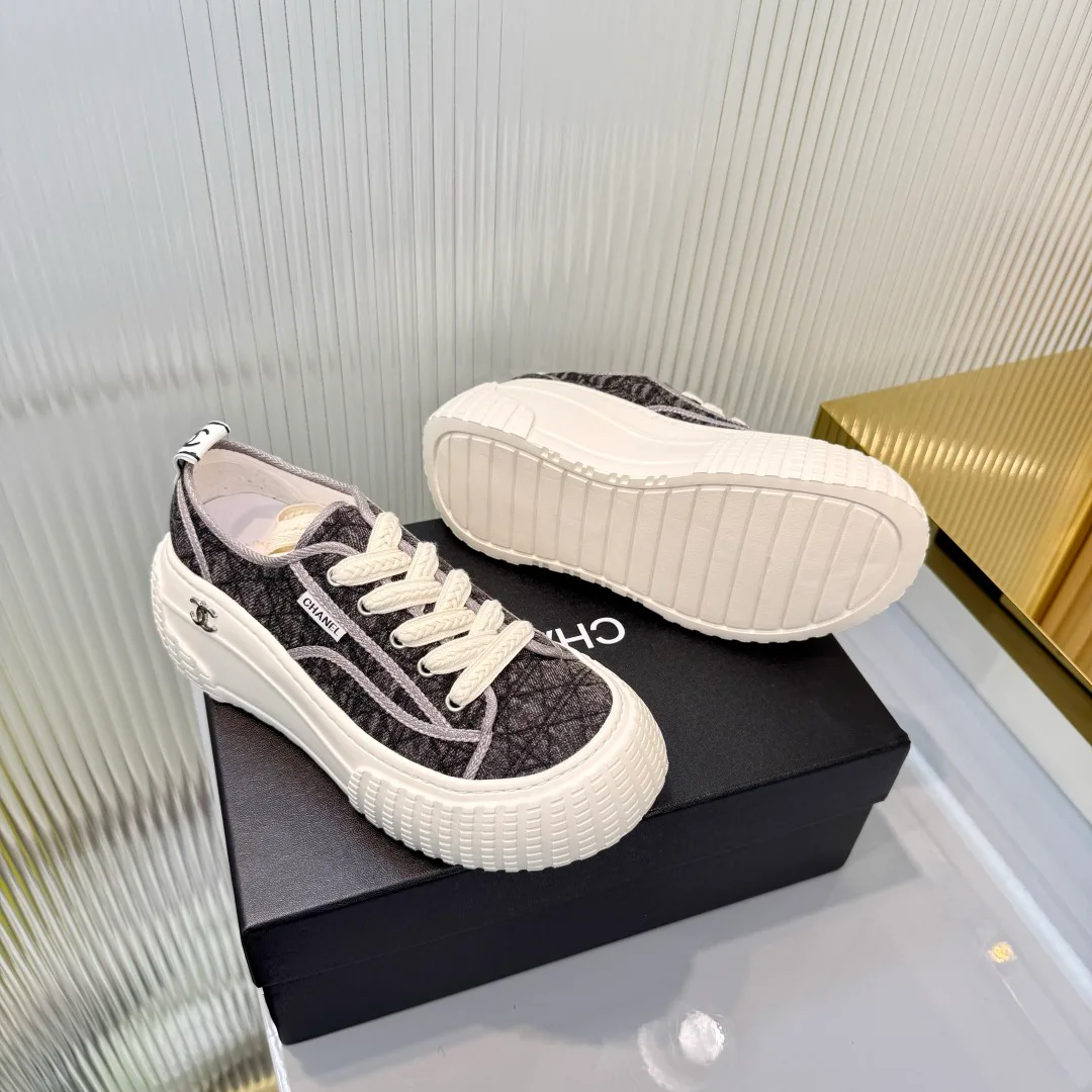 Women's Sneakers CHANEL 18366988