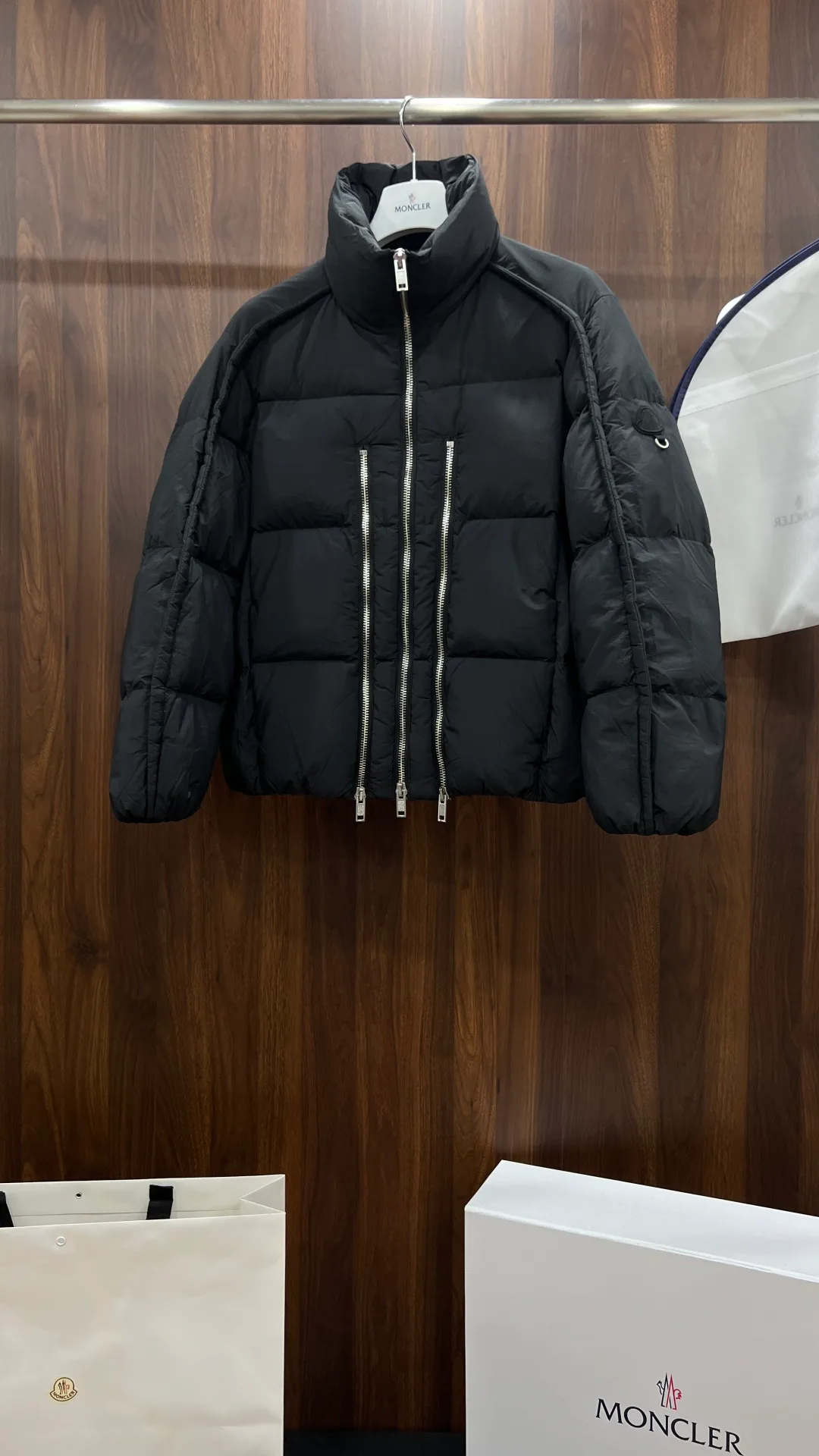 Women's Jackets And Down Jackets MONCLER 18127861