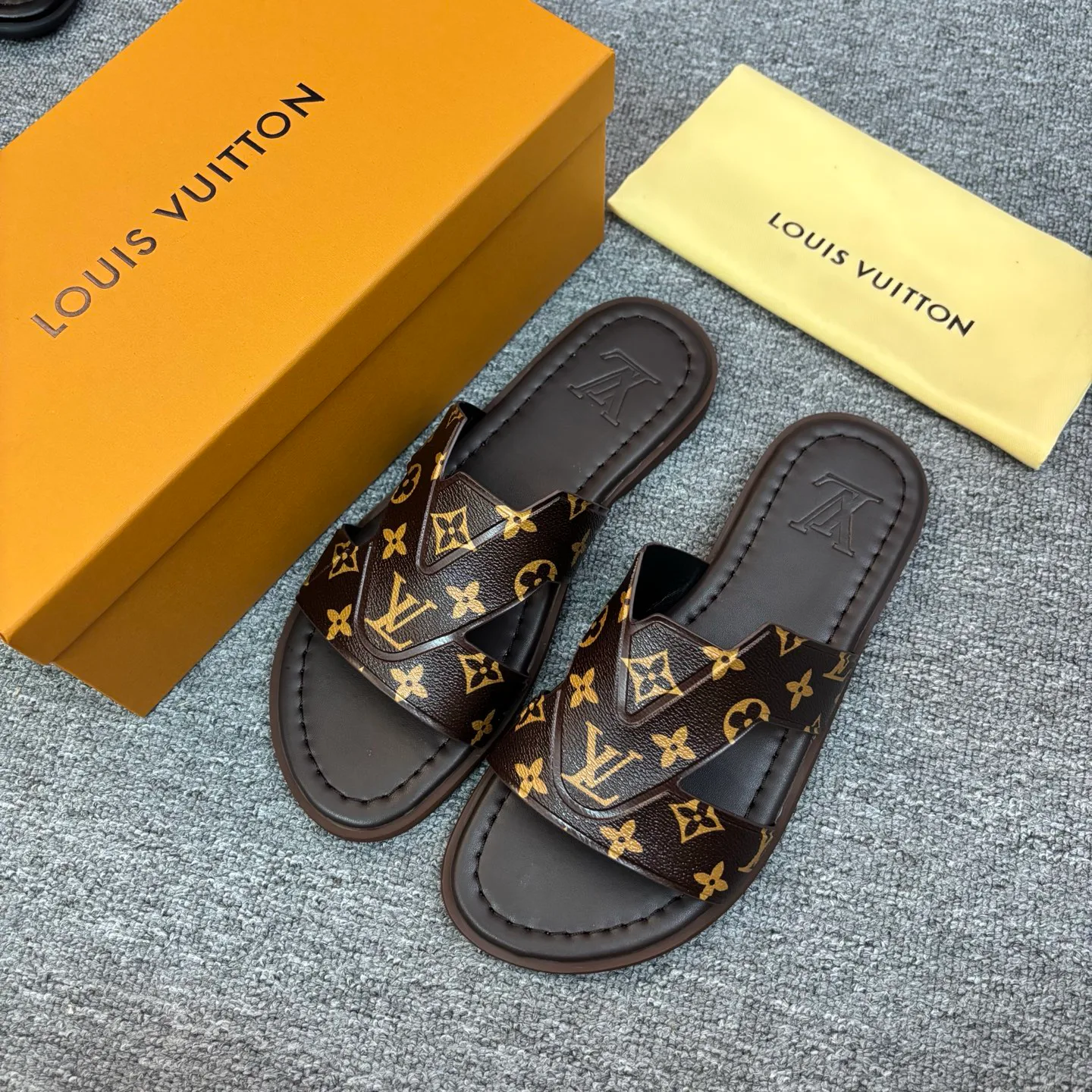 Men's Flip-Flops LOUIS VUITTON 18103789