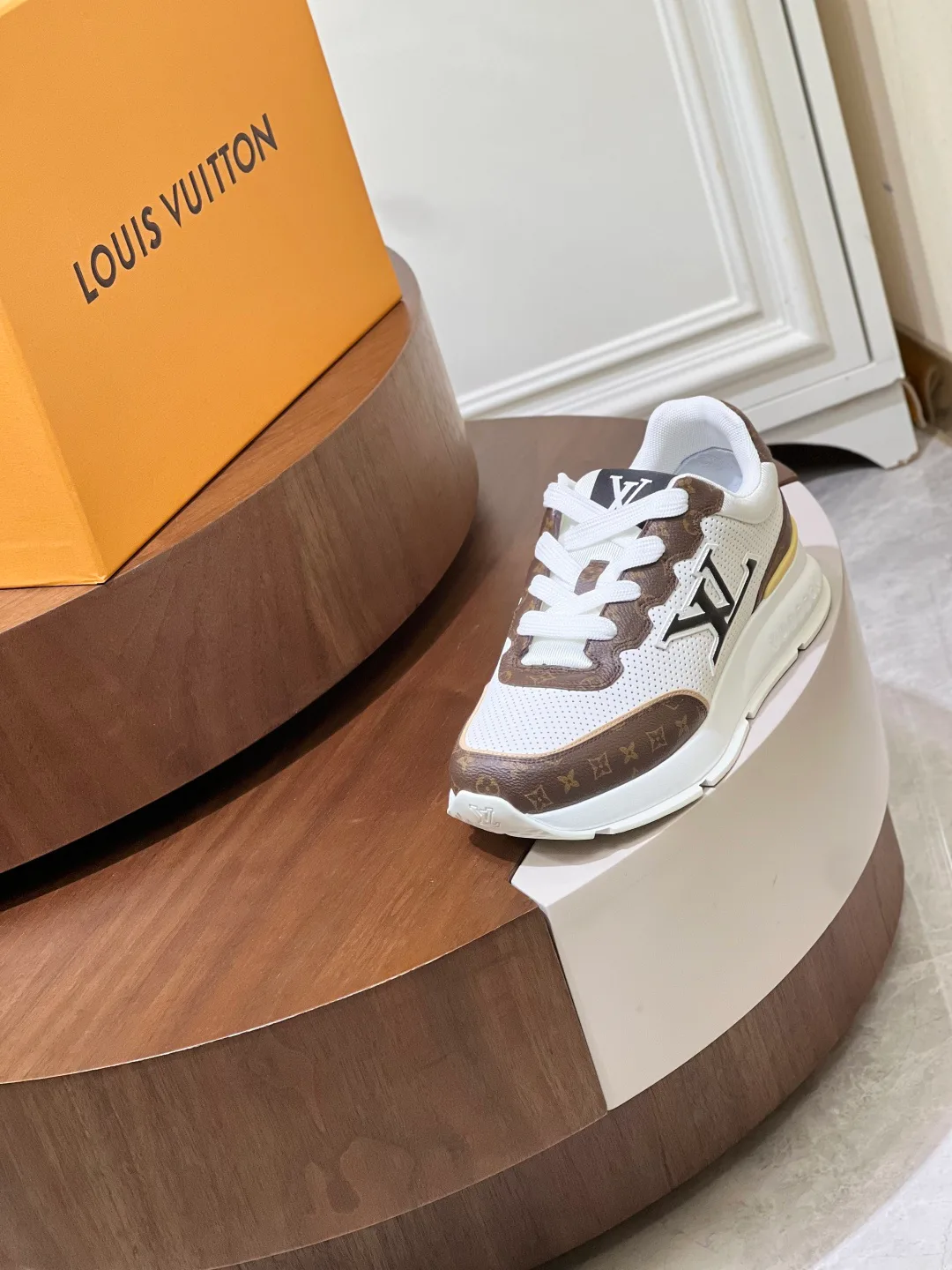 Women's Sneakers LOUIS VUITTON 17460370