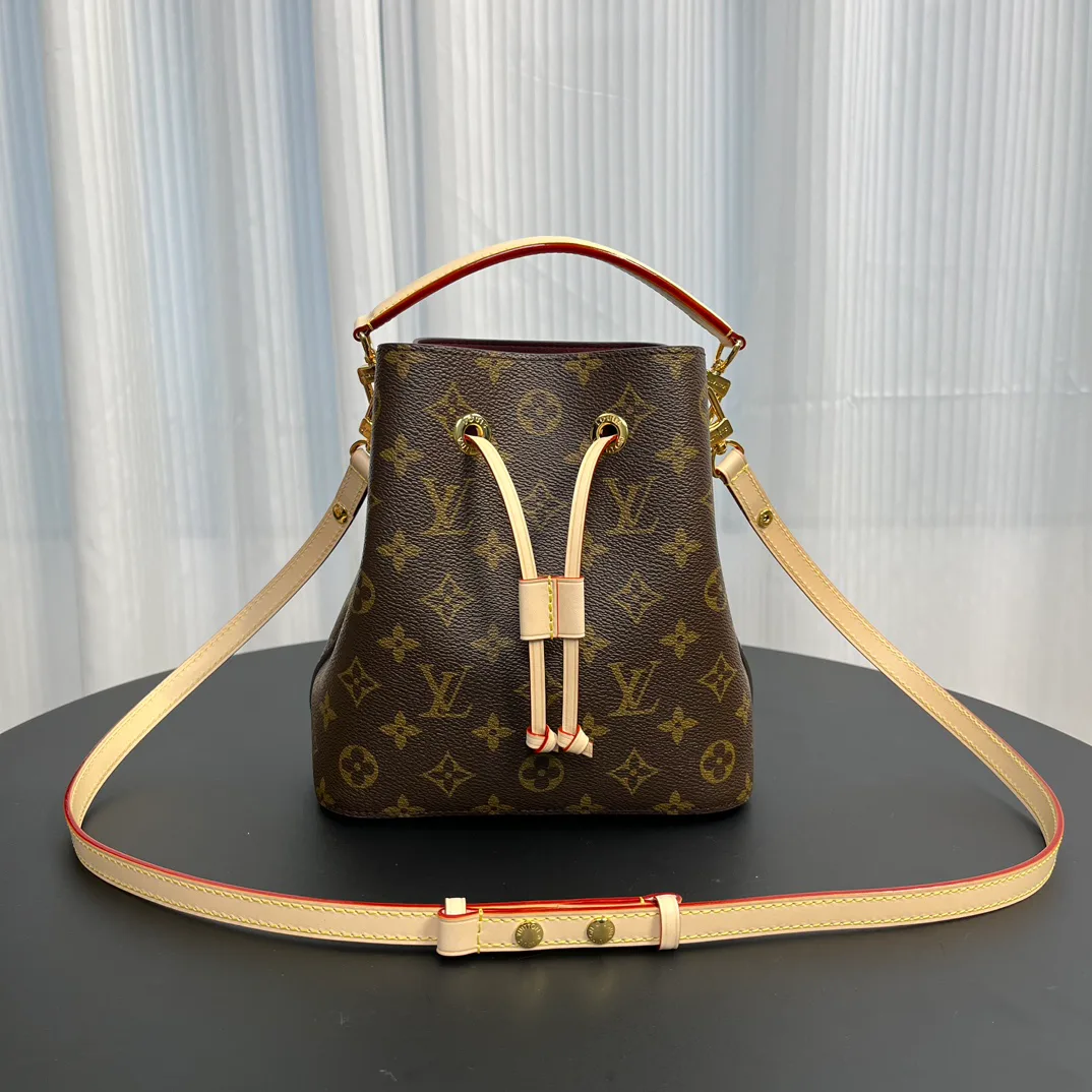Классические Сумки Женские Louis Vuitton 18627723