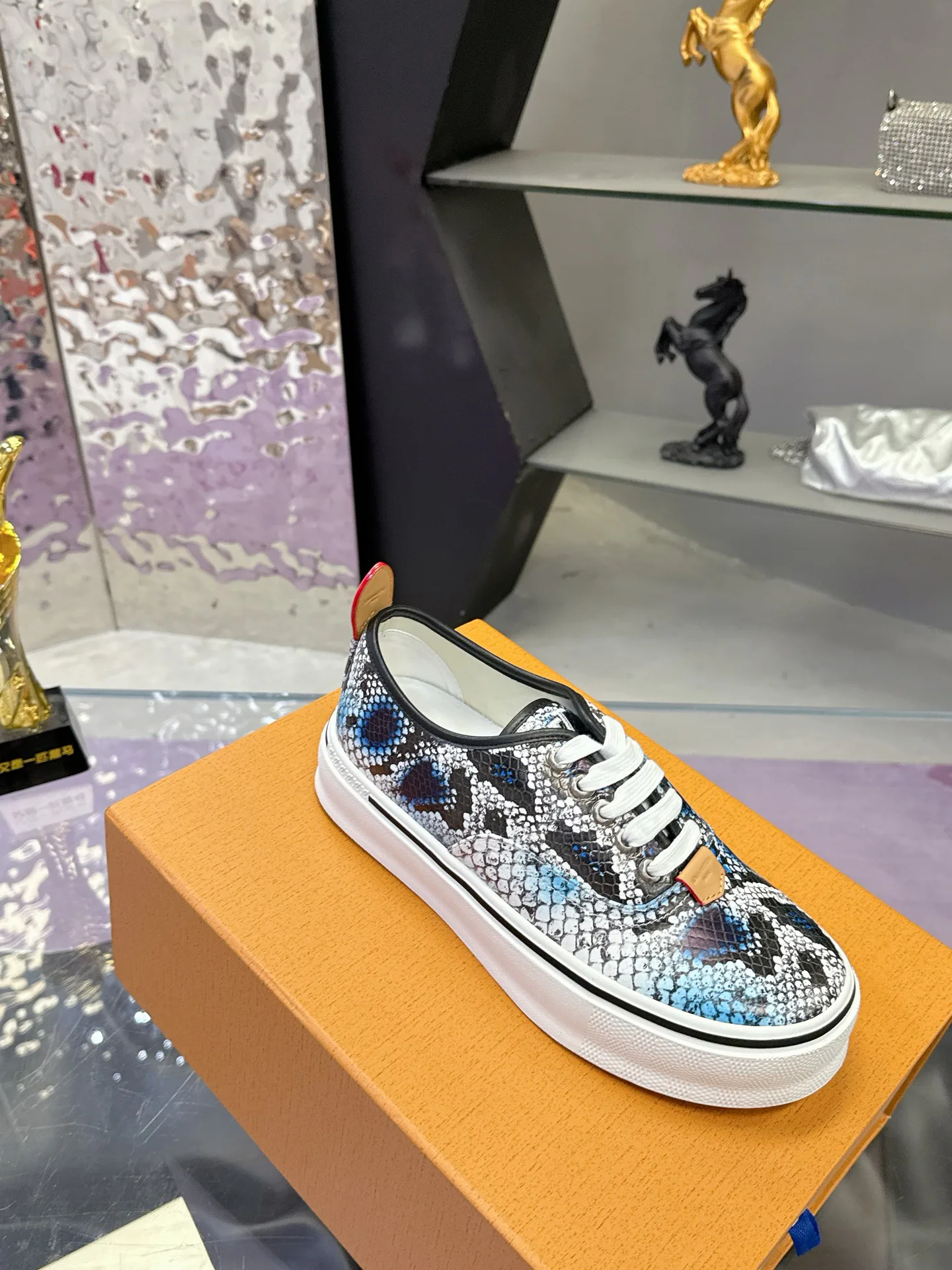 Men's Sneakers LOUIS VUITTON 17930910
