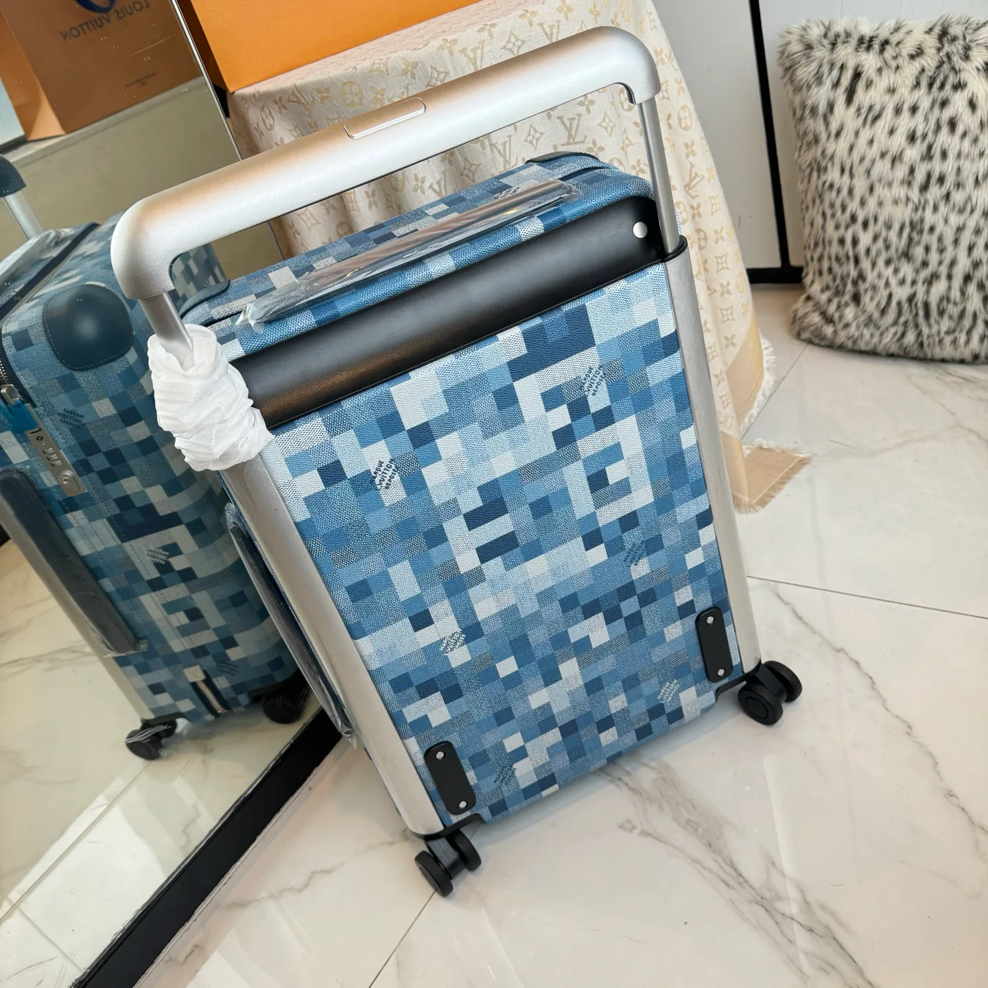 Suitcases LOUIS VUITTON 17801472