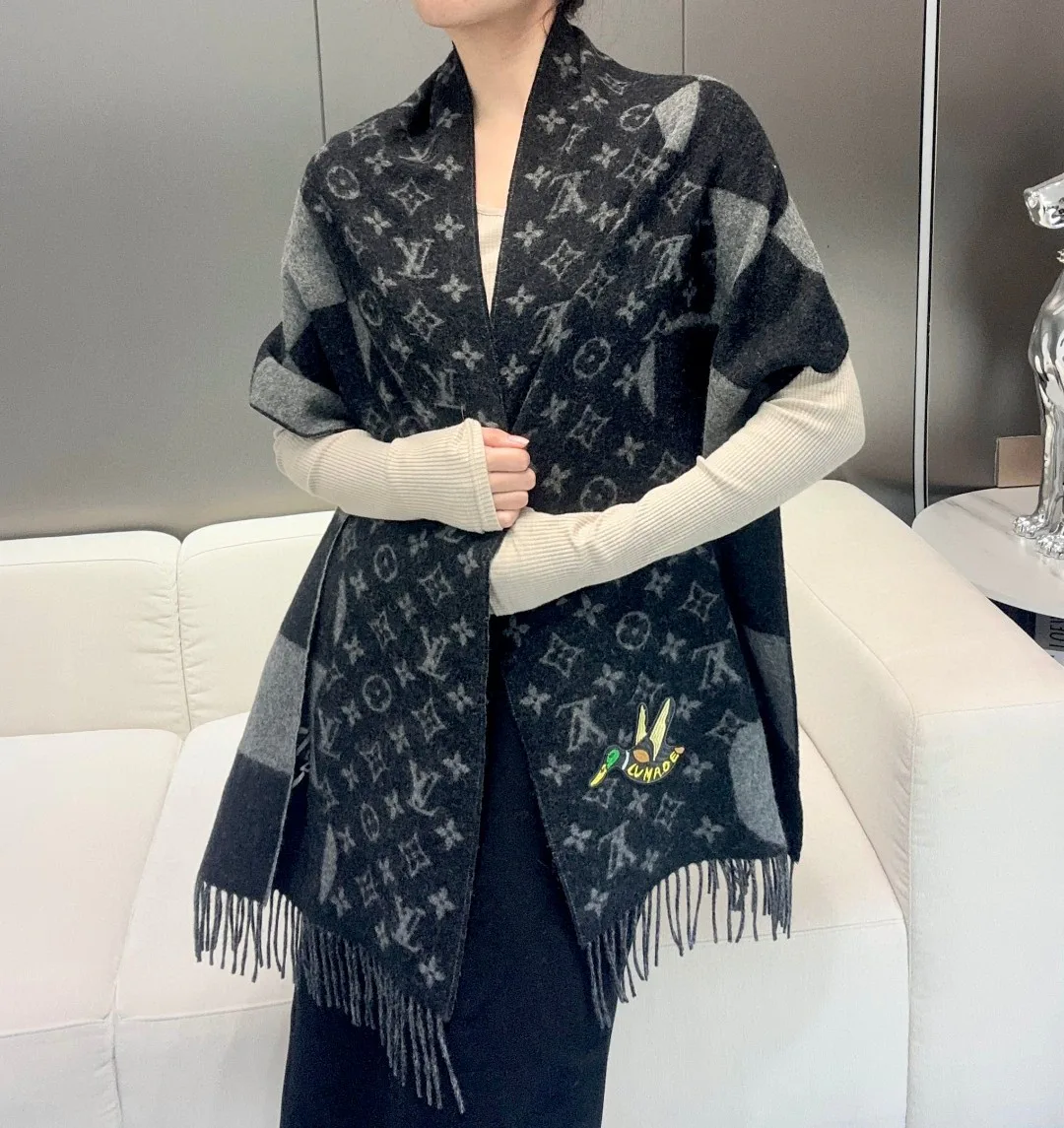 Scarves LOUIS VUITTON 18222616