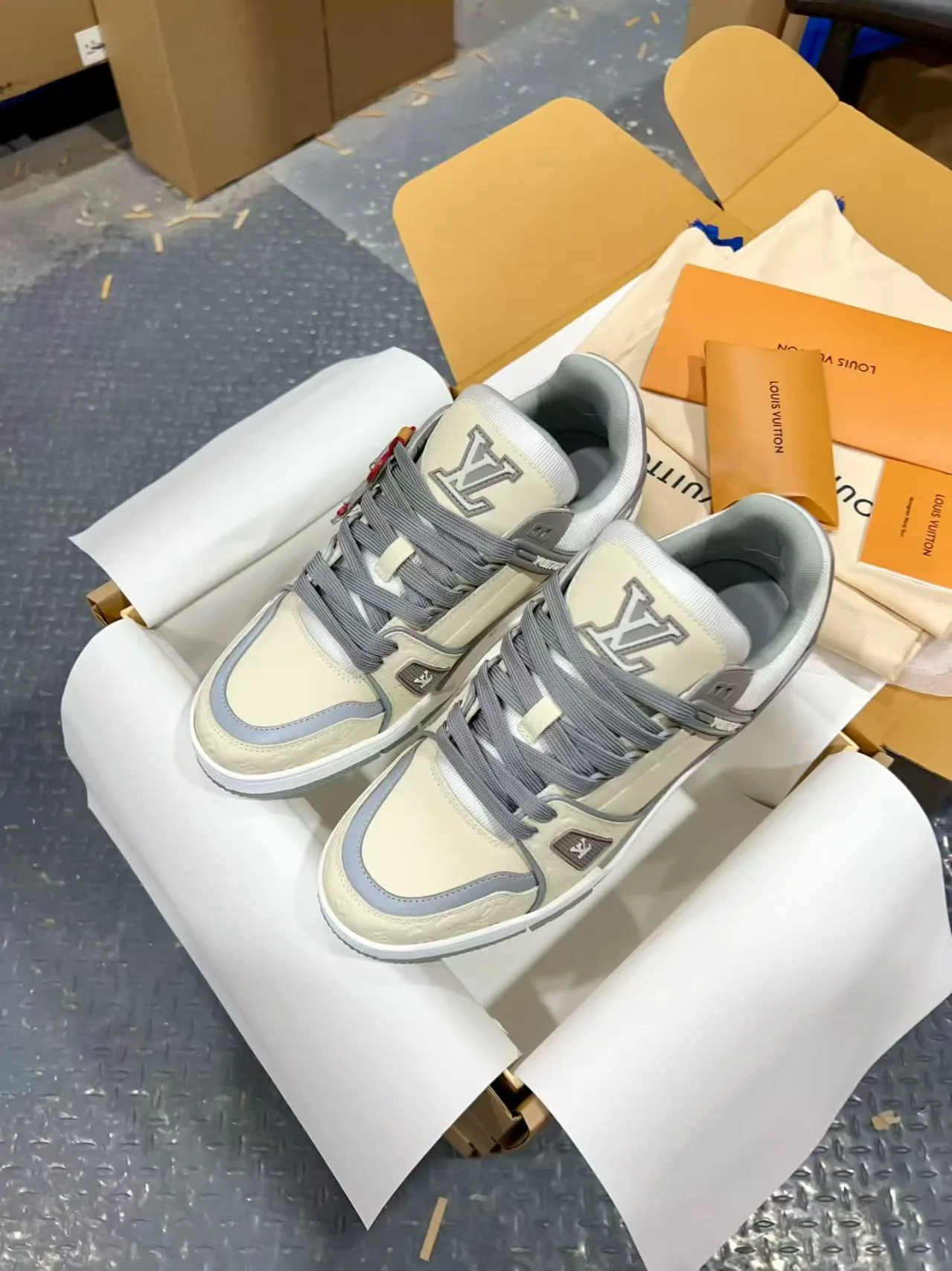 Men's Sneakers LOUIS VUITTON 18170754