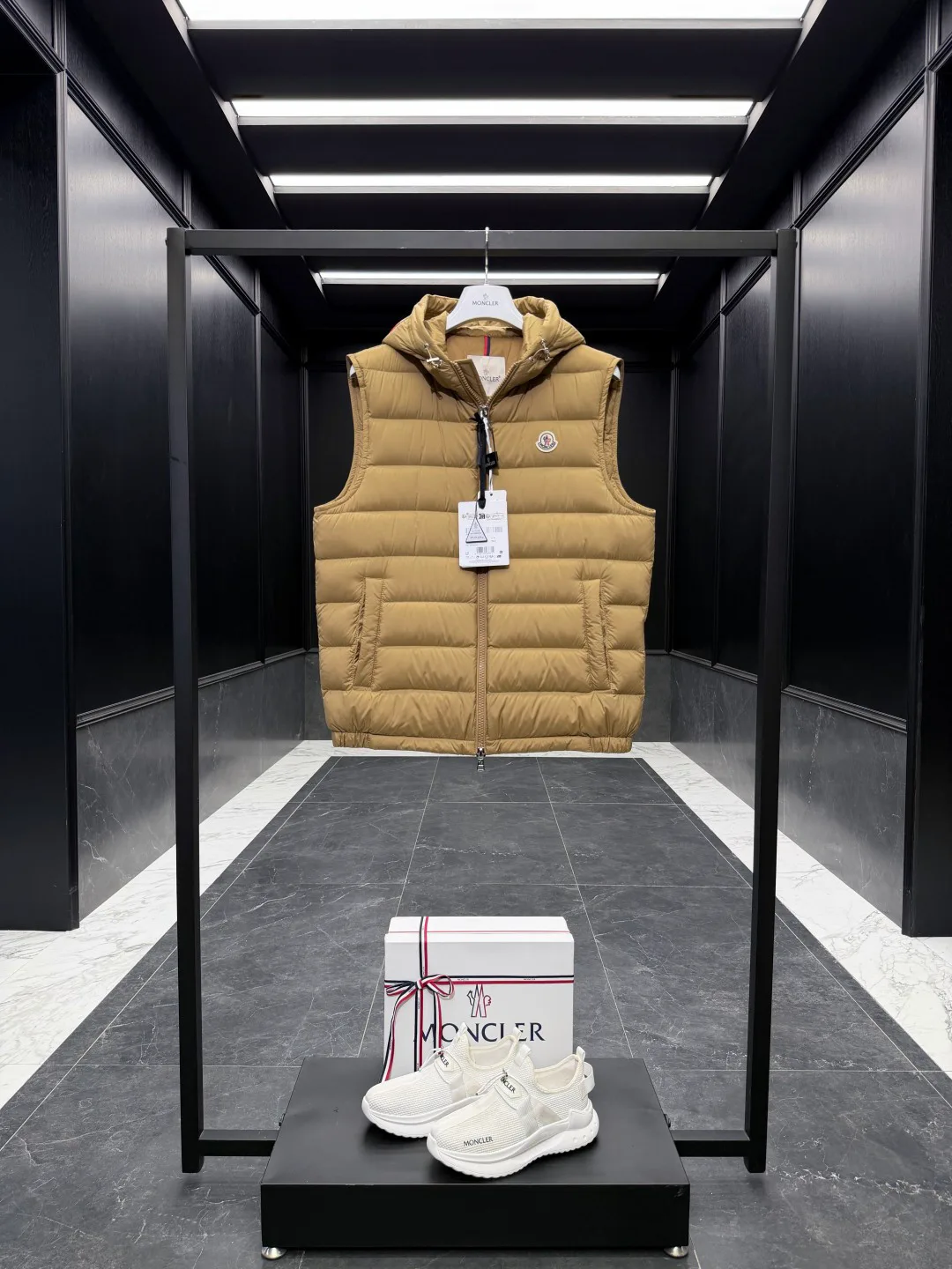 Men's Vests MONCLER 18416853