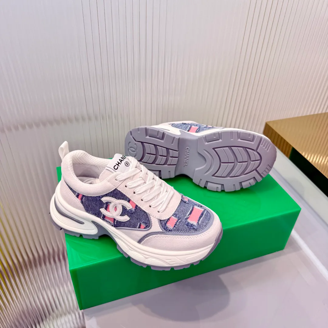 Women's Sneakers CHANEL 18366953