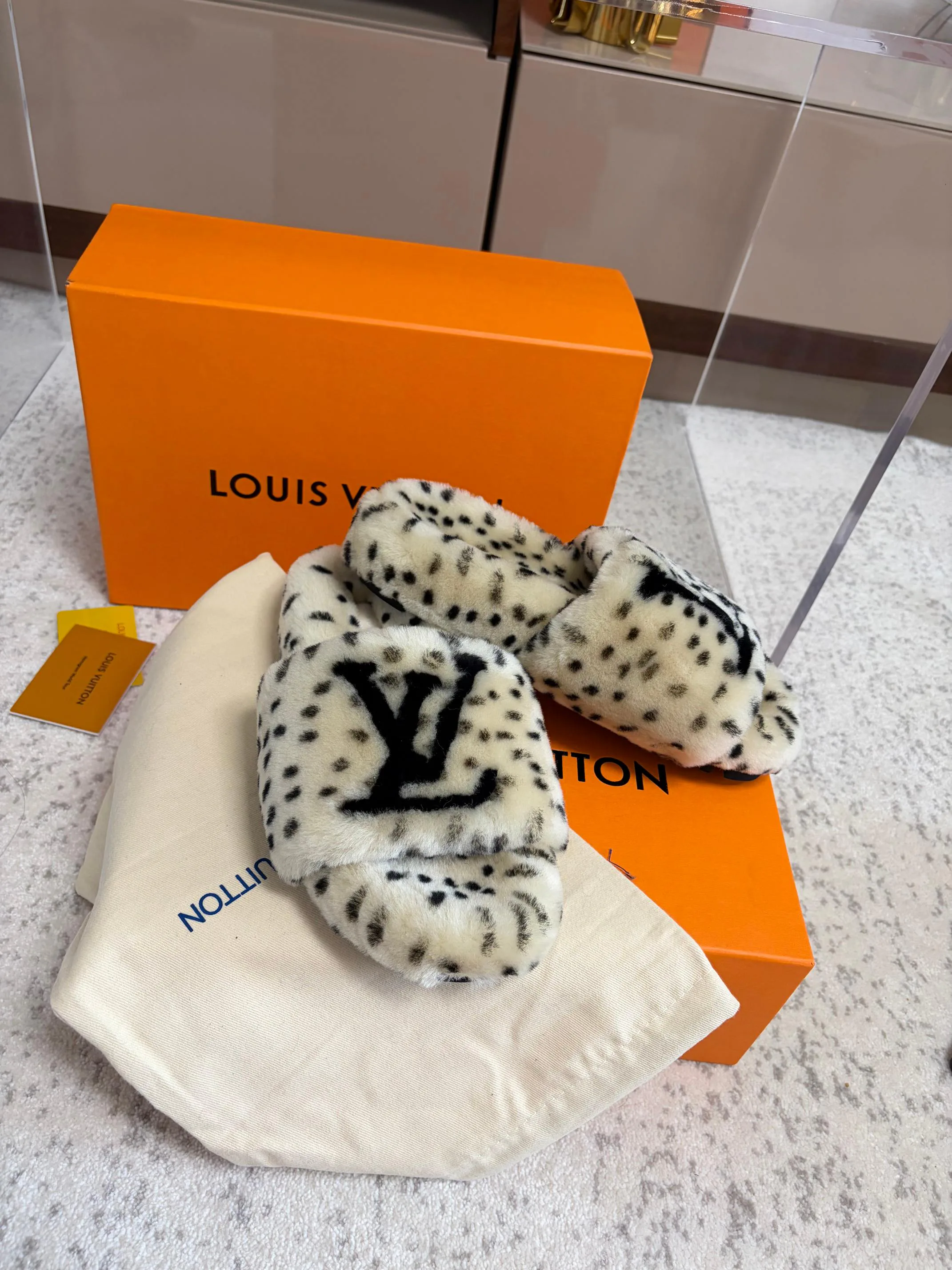 Women's Slippers LOUIS VUITTON 18436103