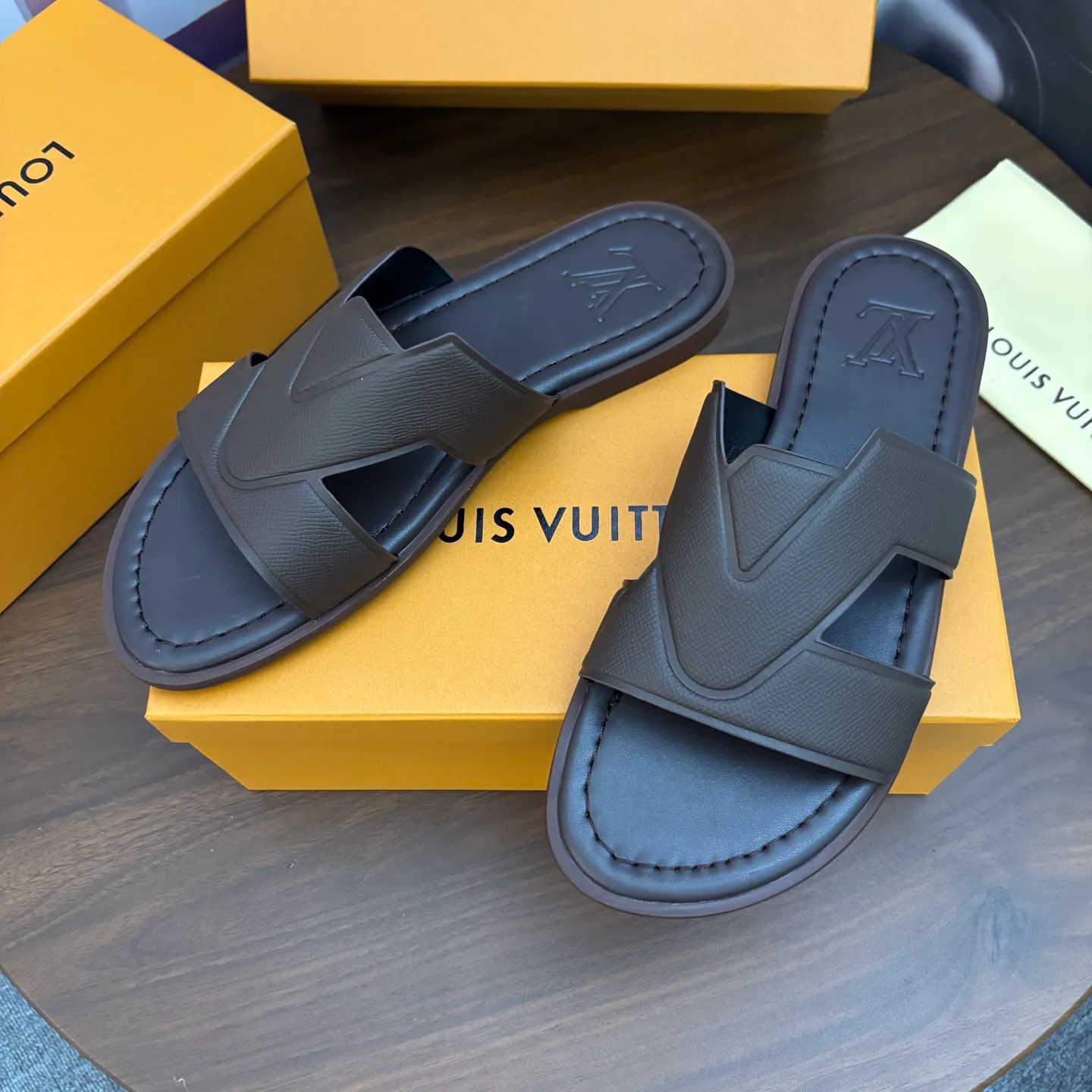 Men's Flip-Flops LOUIS VUITTON 18103223
