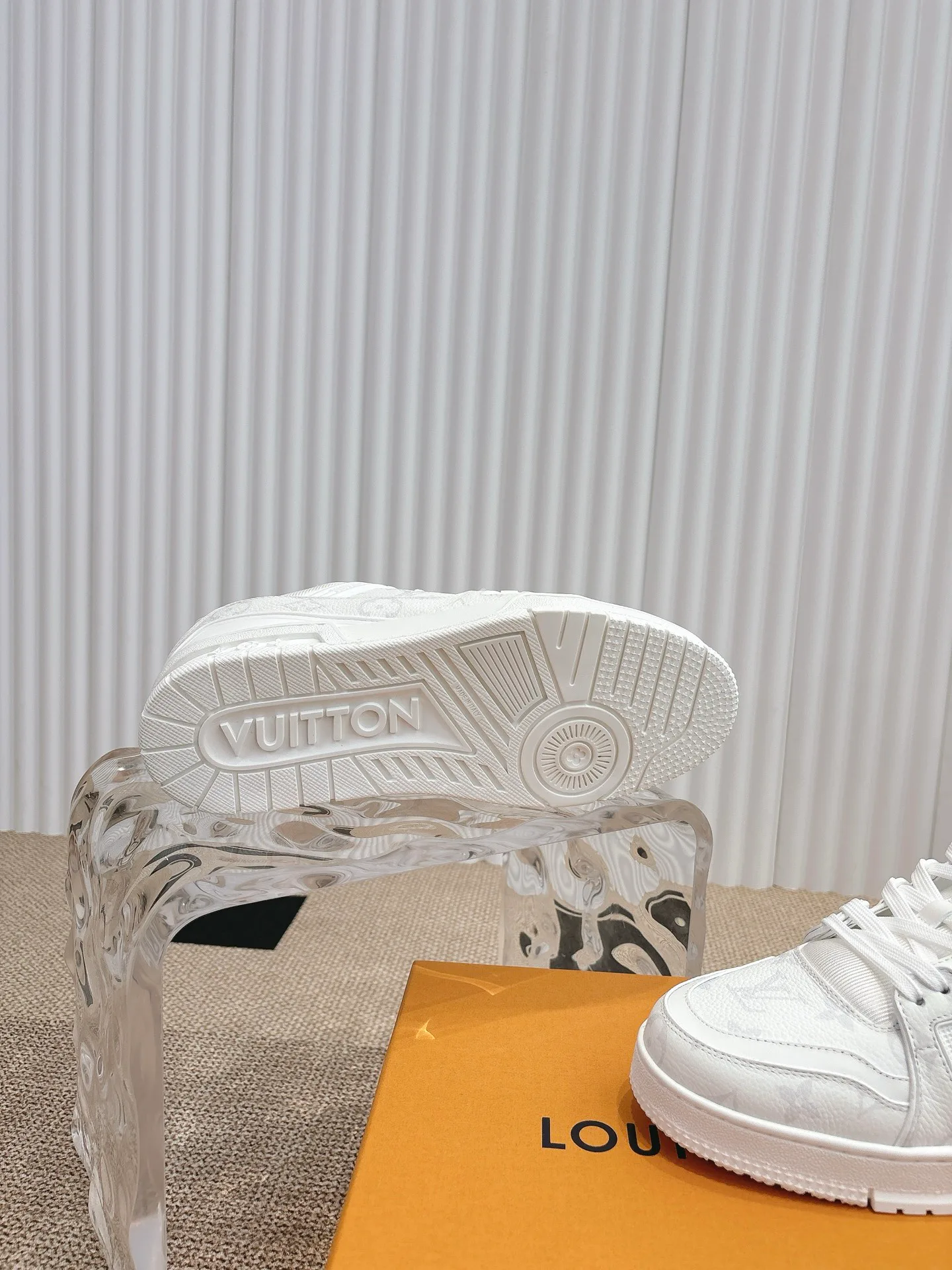 Women's Sneakers LOUIS VUITTON 18324768