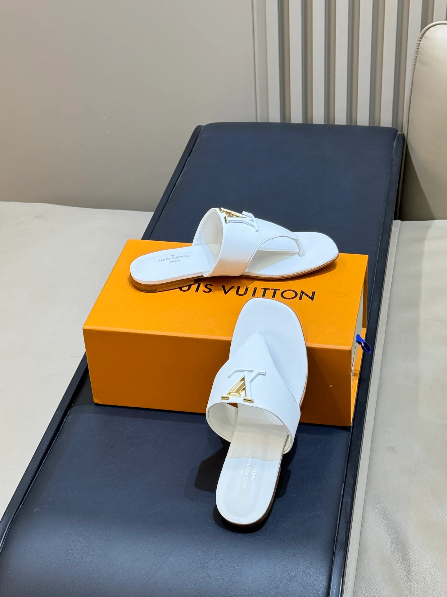 Women's Flip-Flops LOUIS VUITTON 18073242