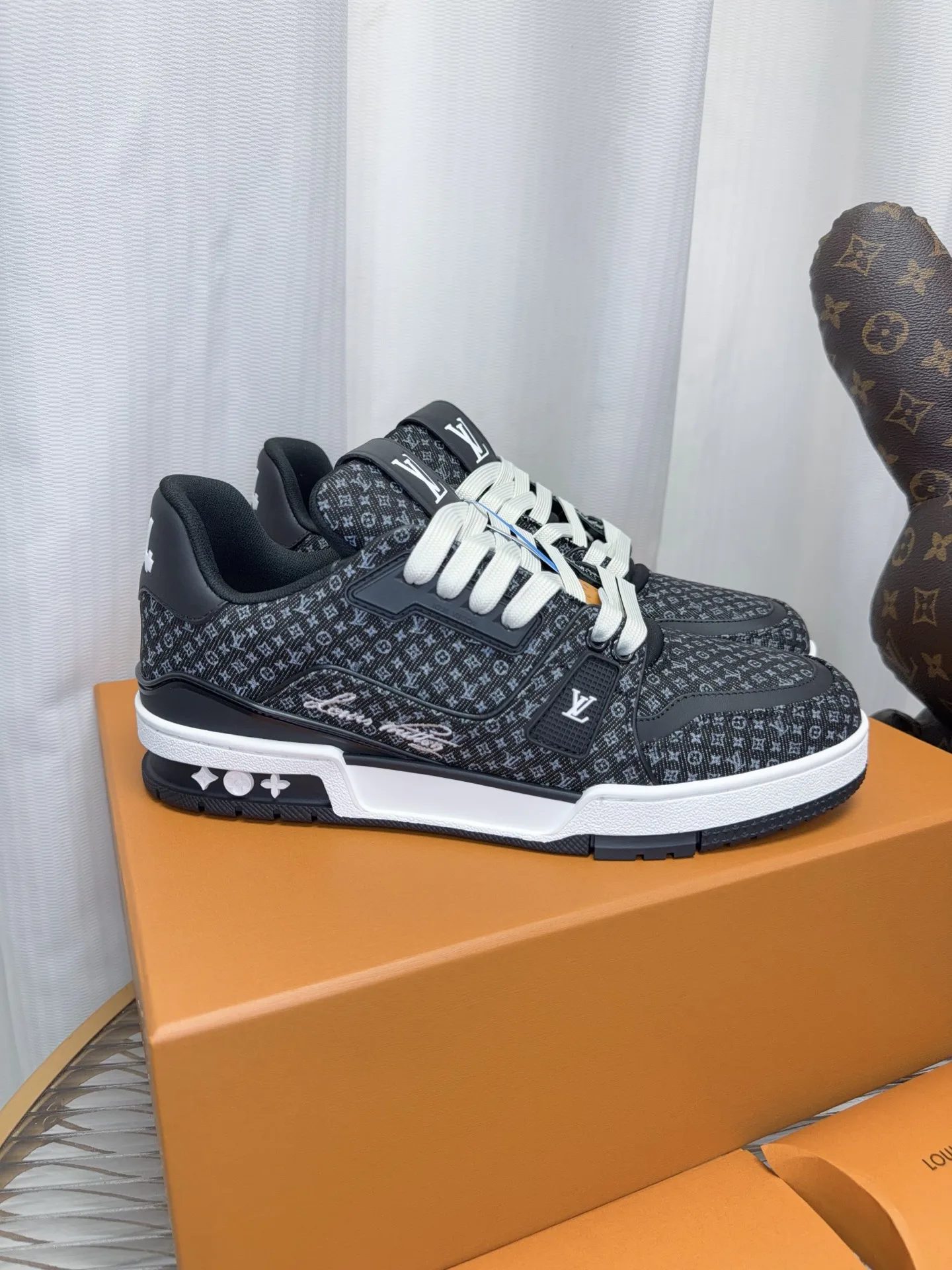 Women's Sneakers LOUIS VUITTON 18234386
