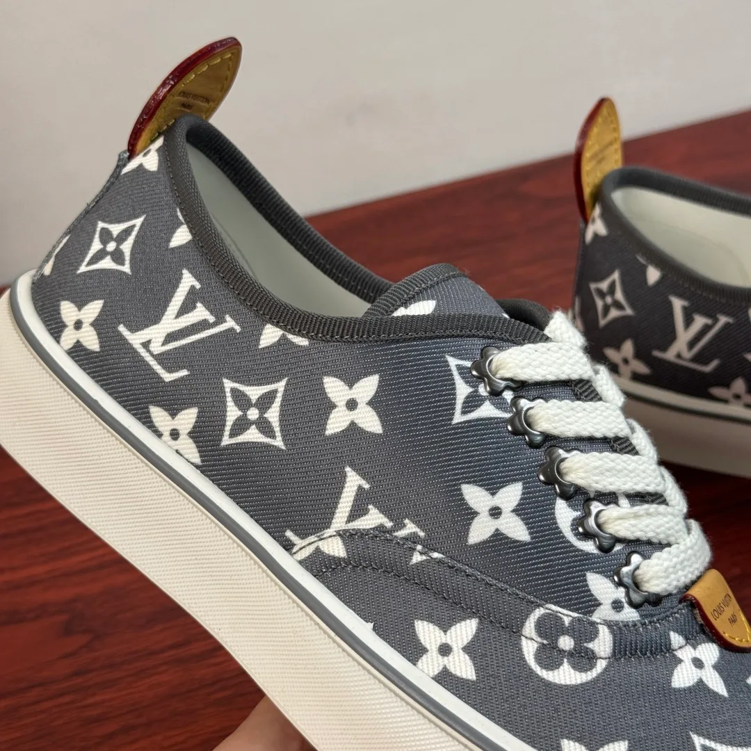 Men's Sneakers LOUIS VUITTON 18100537
