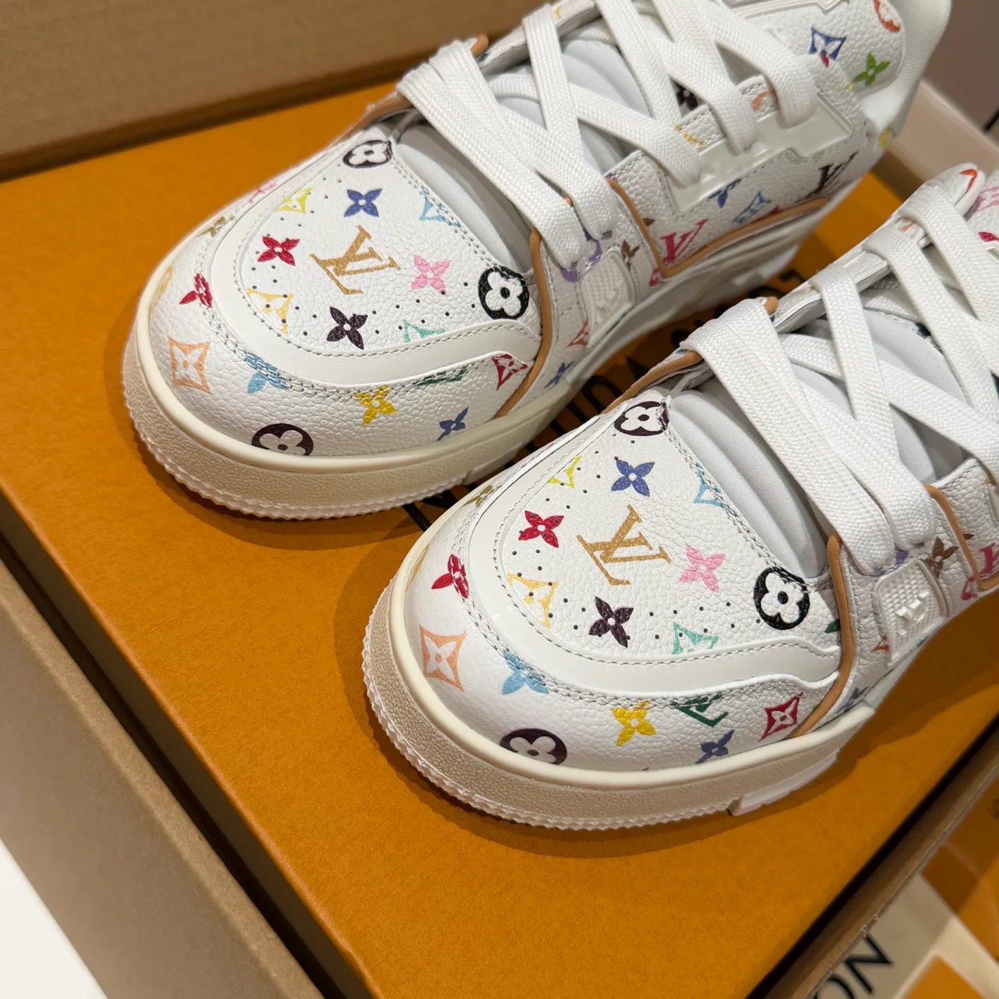 Women's Sneakers LOUIS VUITTON 18121549