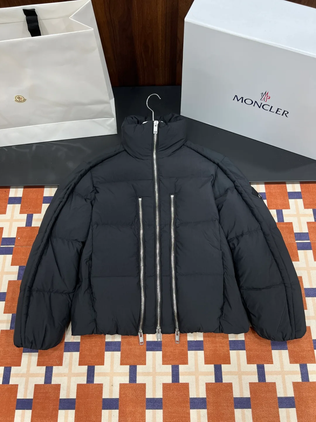 Women's Jackets And Down Jackets MONCLER 18127861