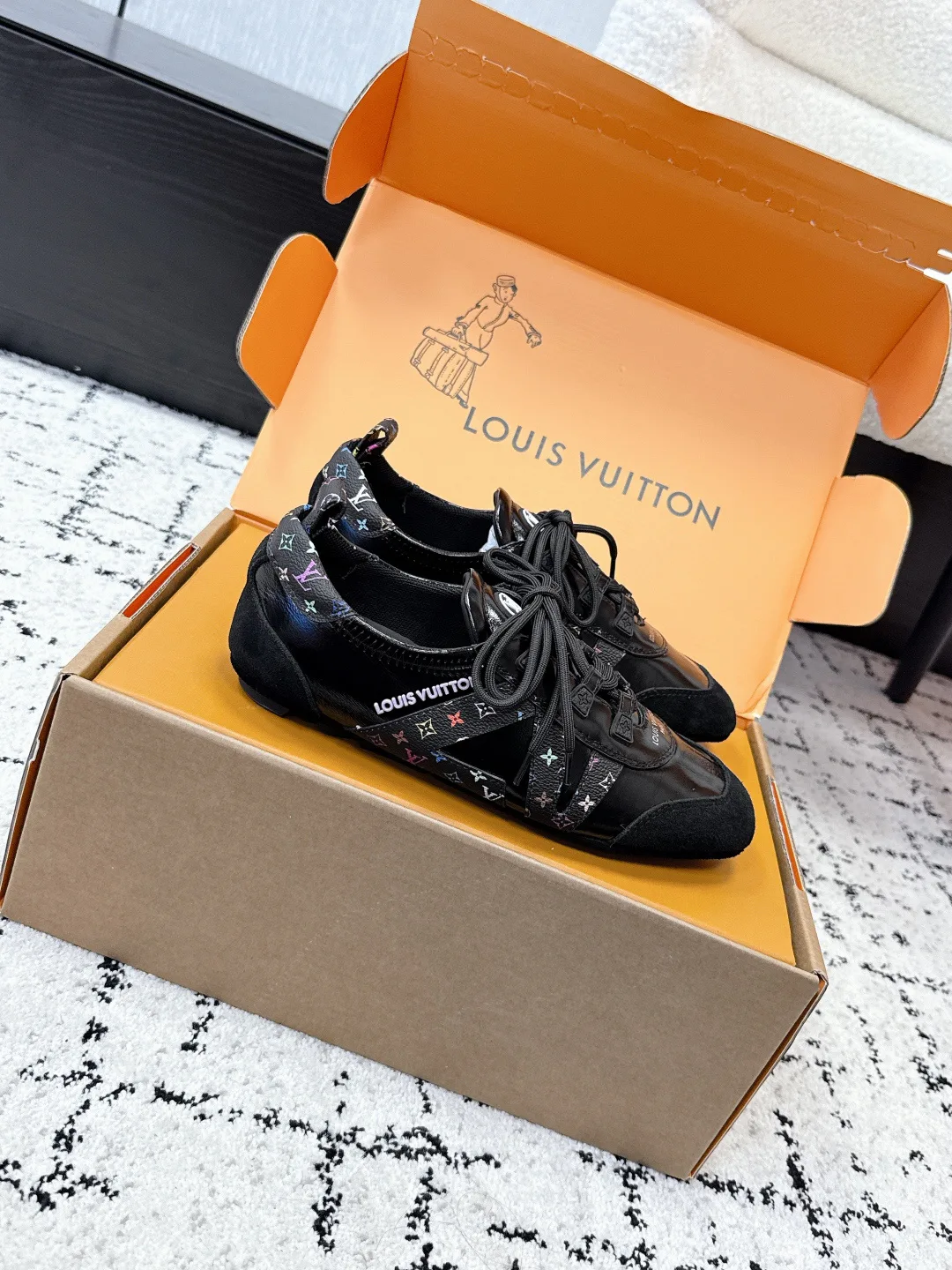 Women's Sneakers LOUIS VUITTON 18409685
