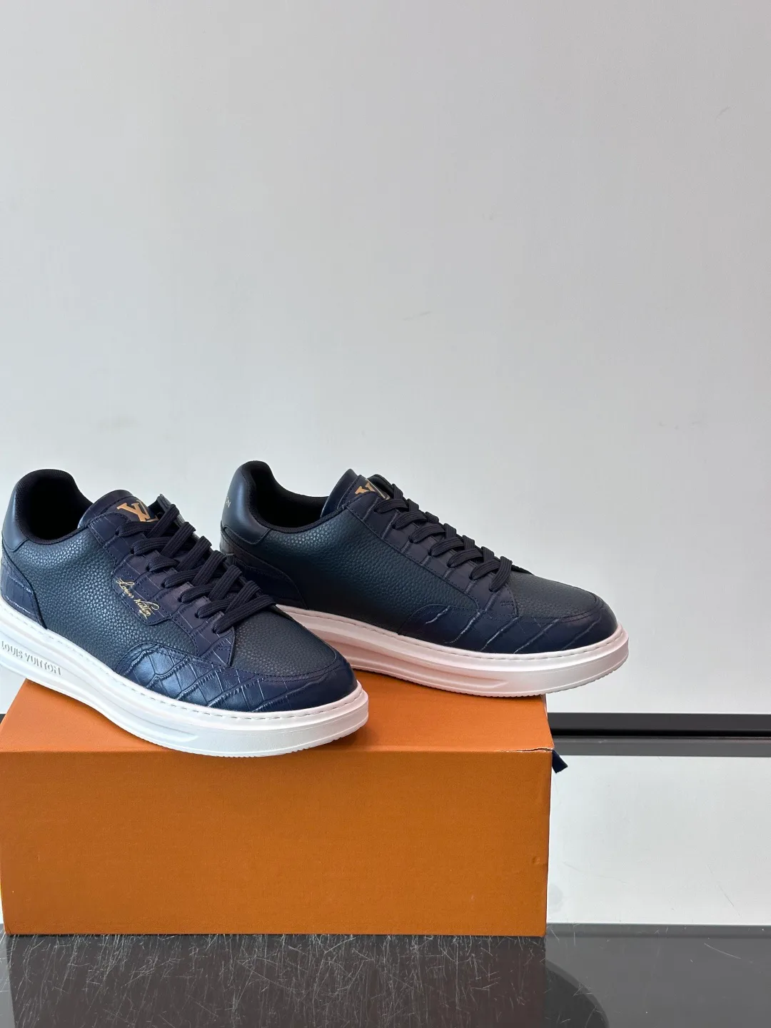 Women's Sneakers LOUIS VUITTON 18400577
