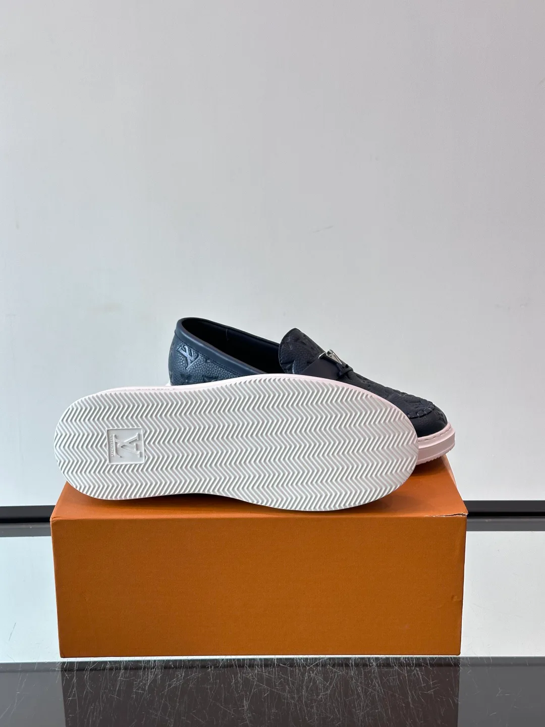 Men's Loafers And Dress Shoes LOUIS VUITTON 18400586