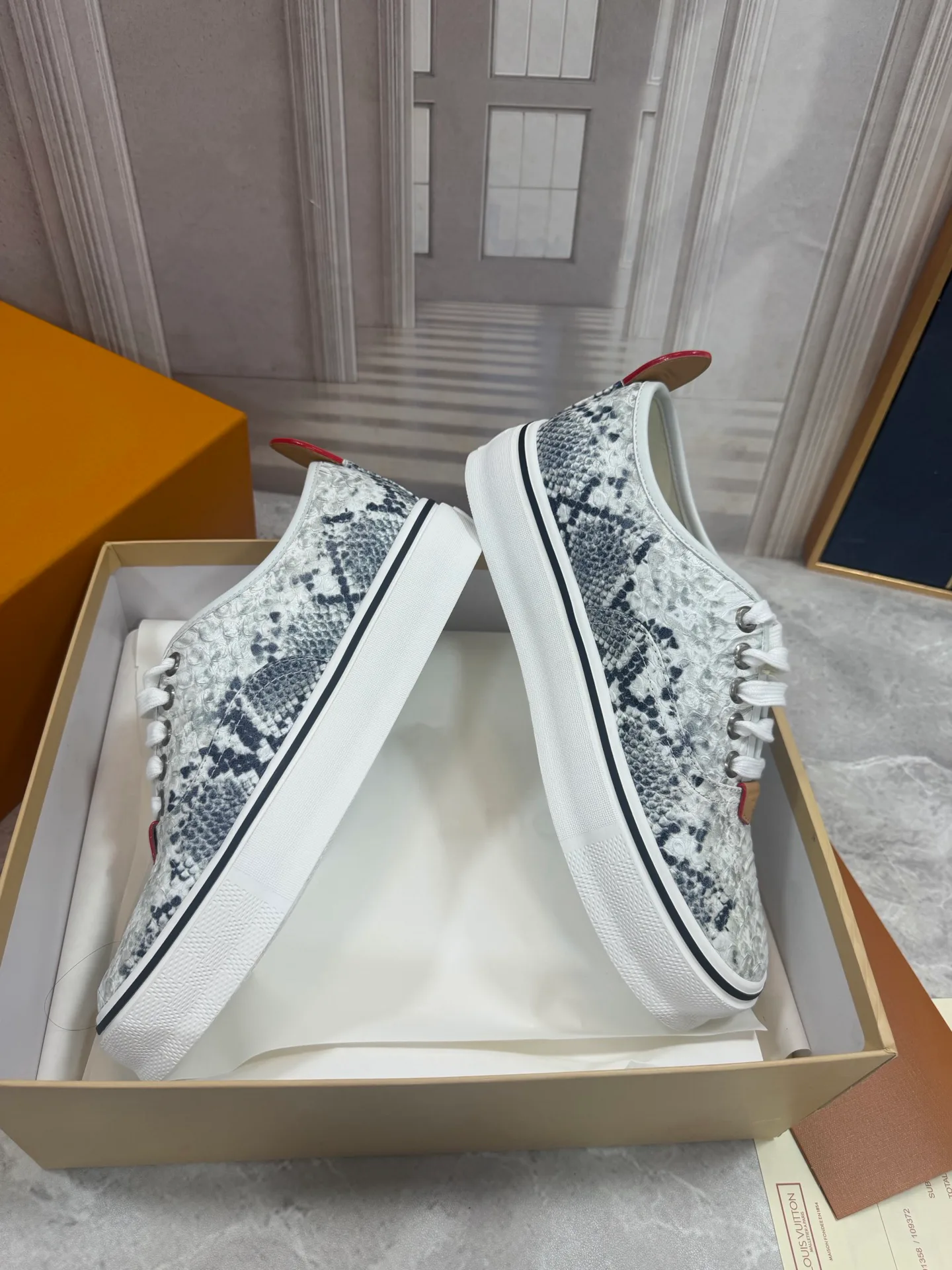 Men's Sneakers LOUIS VUITTON 18190052
