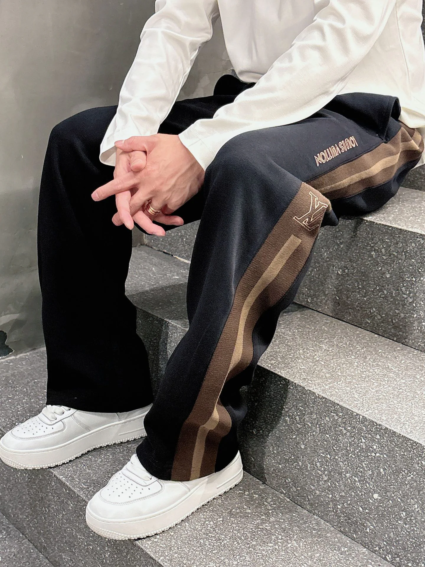 Men's Trousers LOUIS VUITTON 18340443