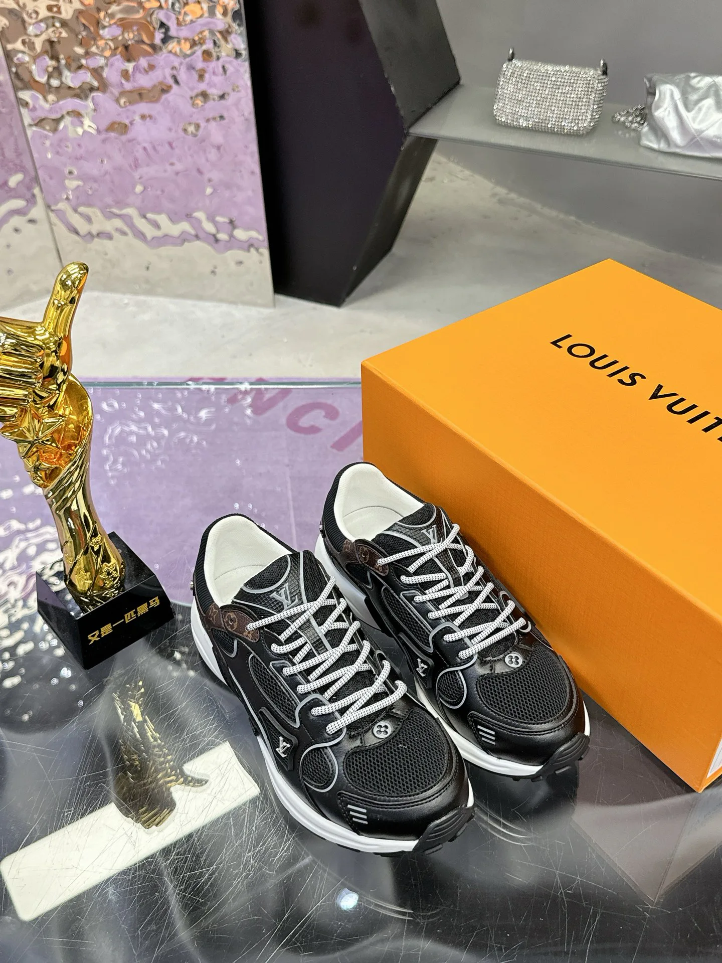 Women's Sneakers LOUIS VUITTON 17530429