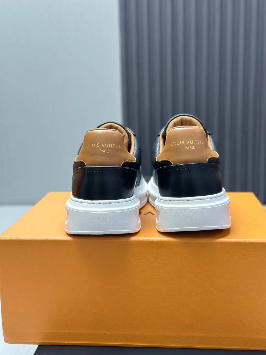 Men's Sneakers LOUIS VUITTON 18555435