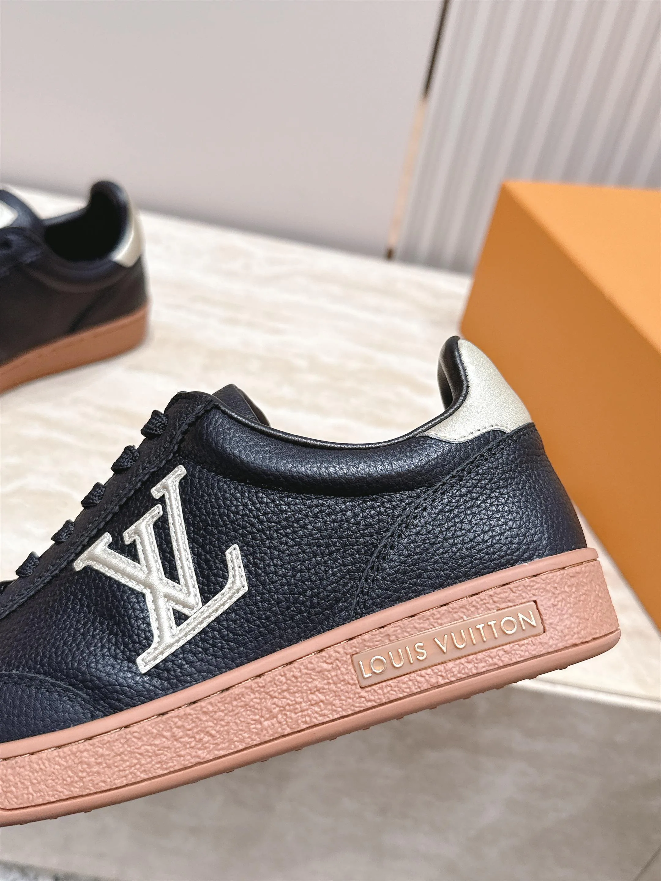 Women's Sneakers LOUIS VUITTON 18492490