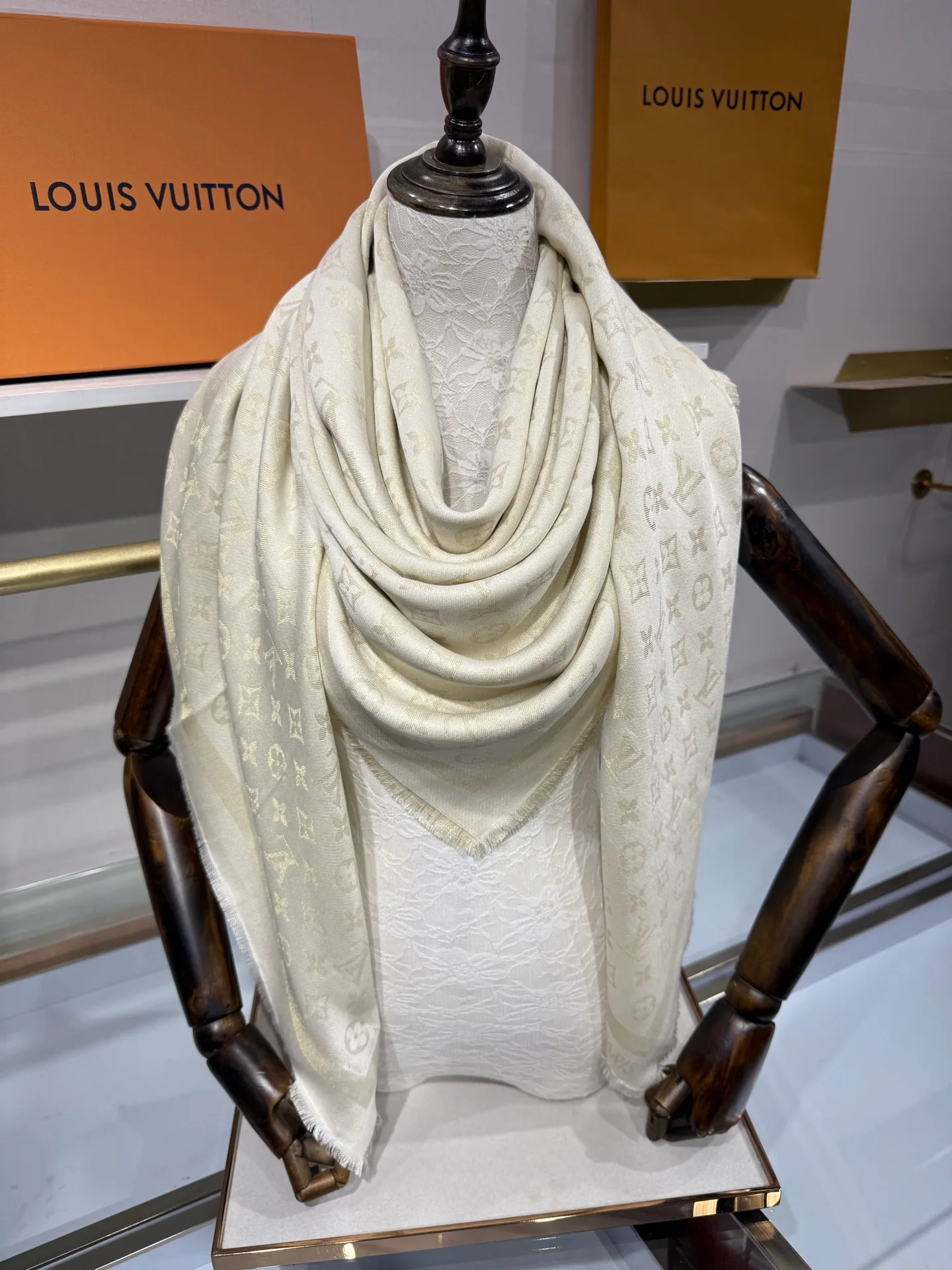 Scarves LOUIS VUITTON 17795653