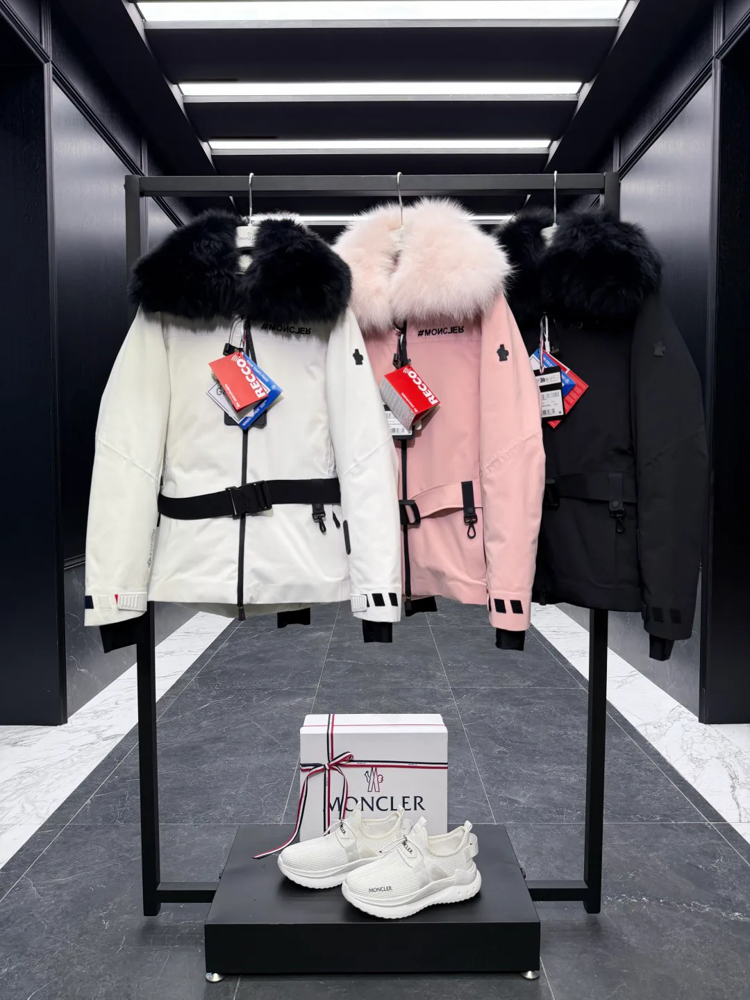 Women's Jackets And Down Jackets MONCLER 18133611