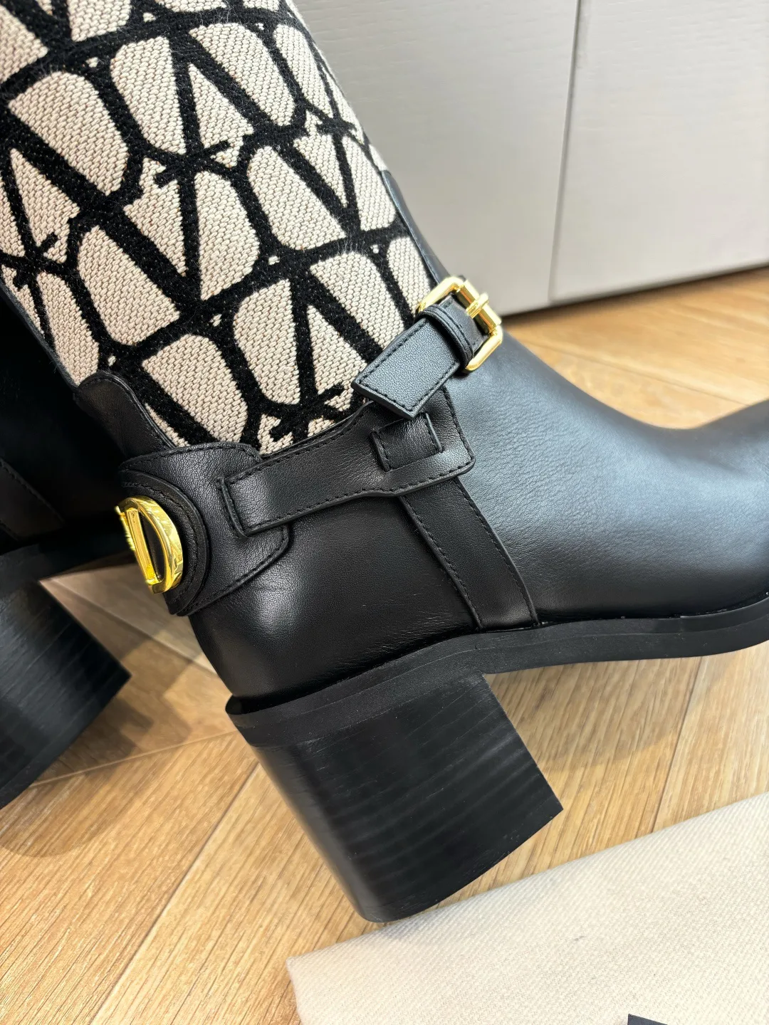 Women's Boots VALENTINO 18356257