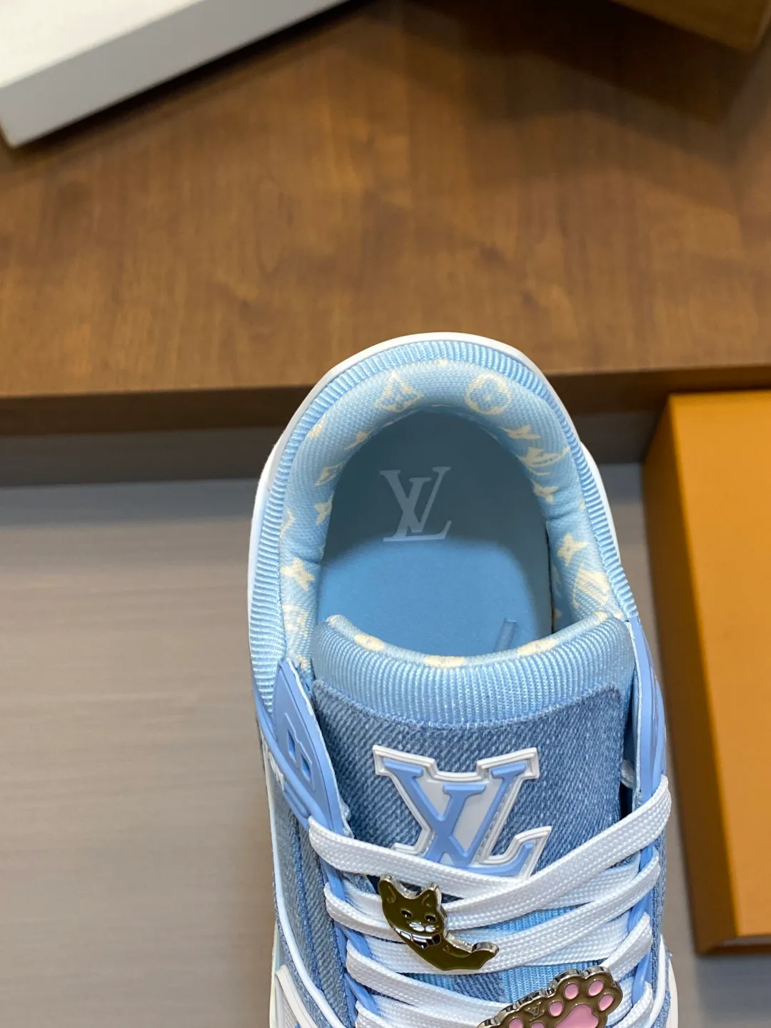 Women's Sneakers LOUIS VUITTON 18100325