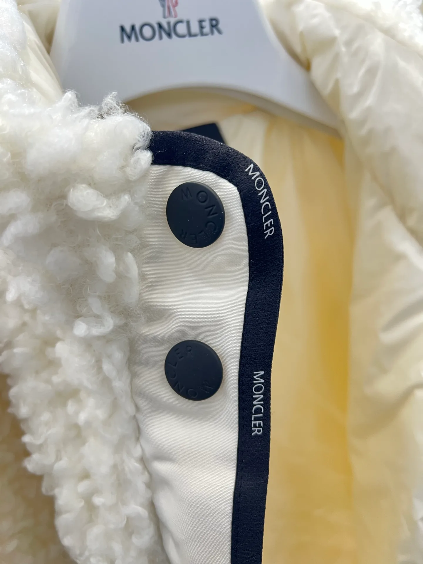 Women's Jackets And Down Jackets MONCLER 17958871
