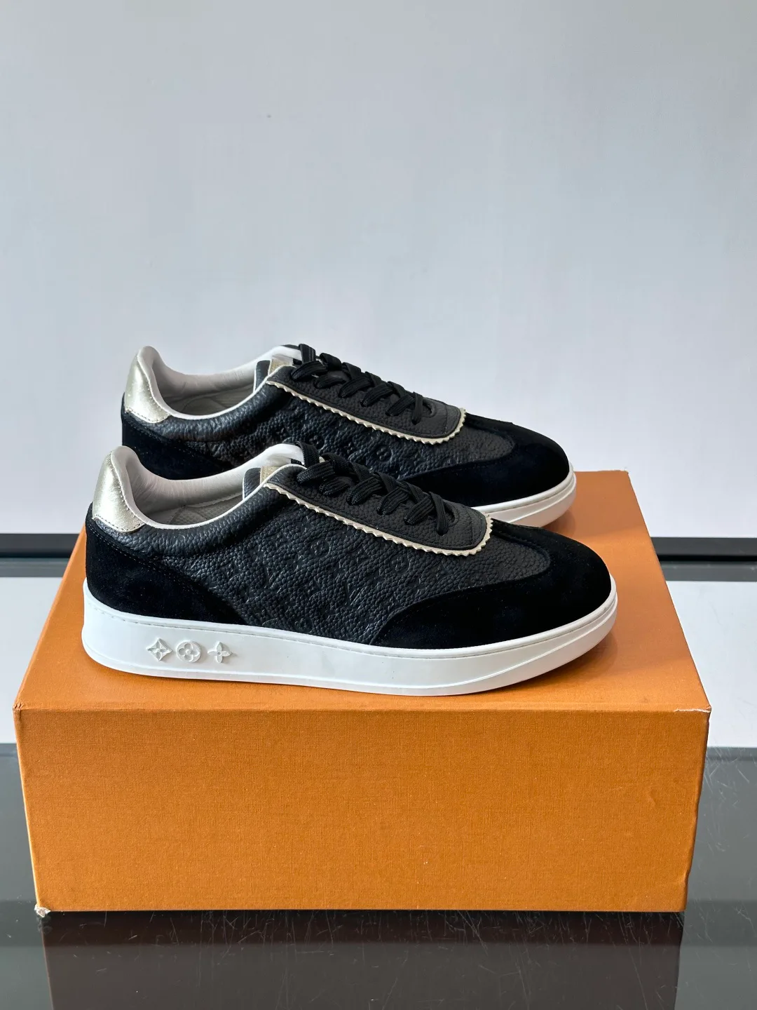 Women's Sneakers LOUIS VUITTON 17689170