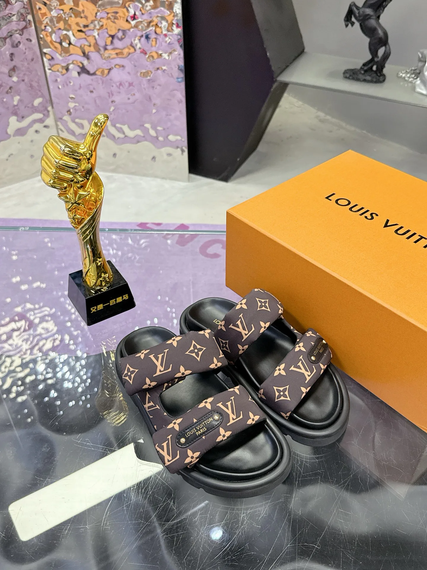 Women's Flip-Flops LOUIS VUITTON 17530456