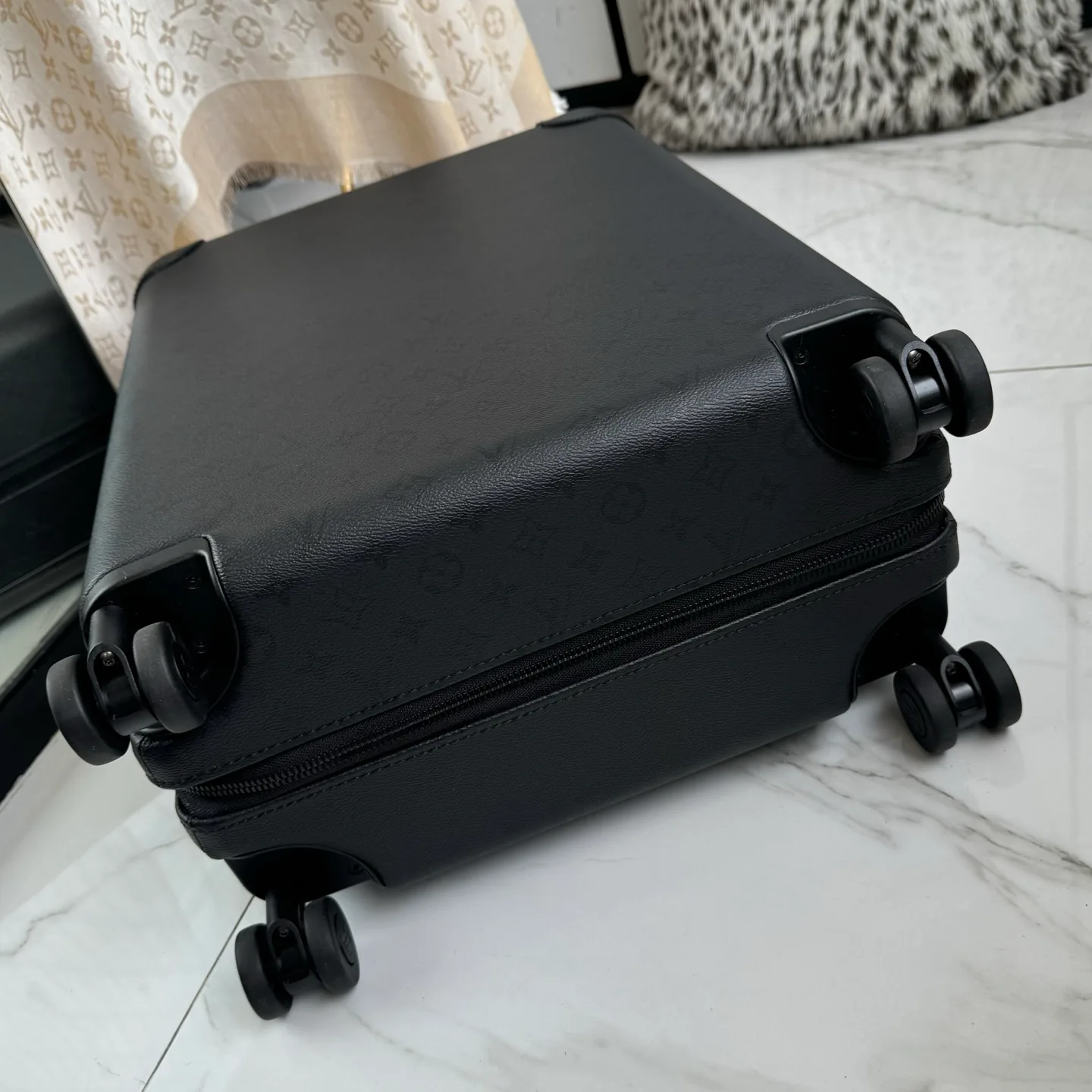 Suitcases LOUIS VUITTON 17801471