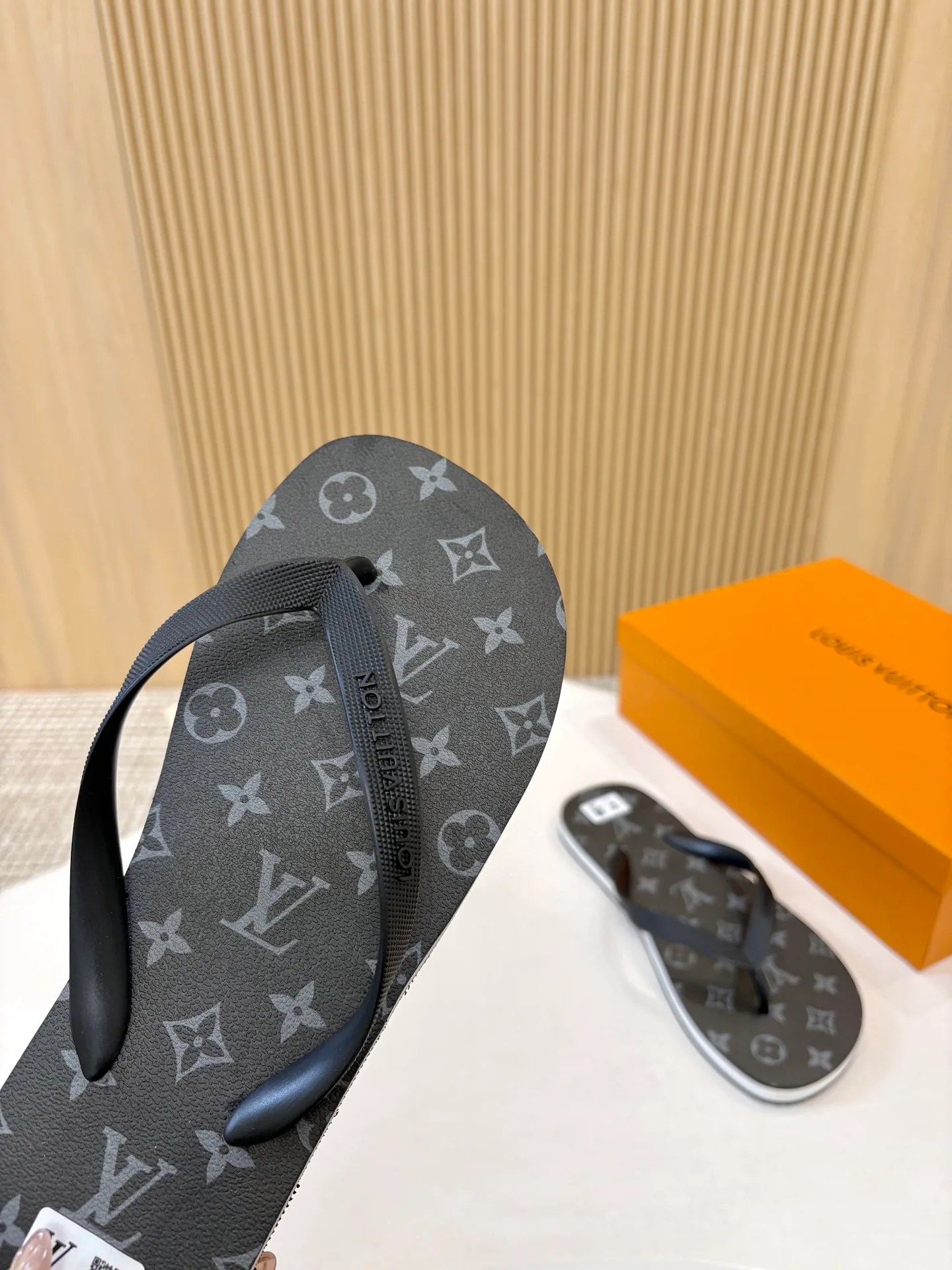 Men's Flip-Flops LOUIS VUITTON 18025536